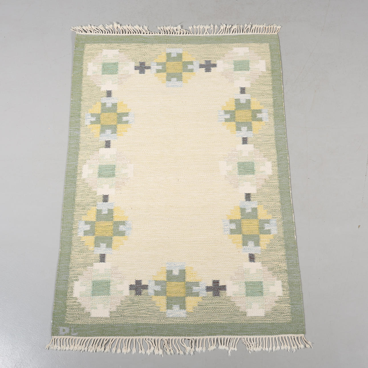RÖLLAKANMATTA, monogramsignerad DL, 136x199 cm.