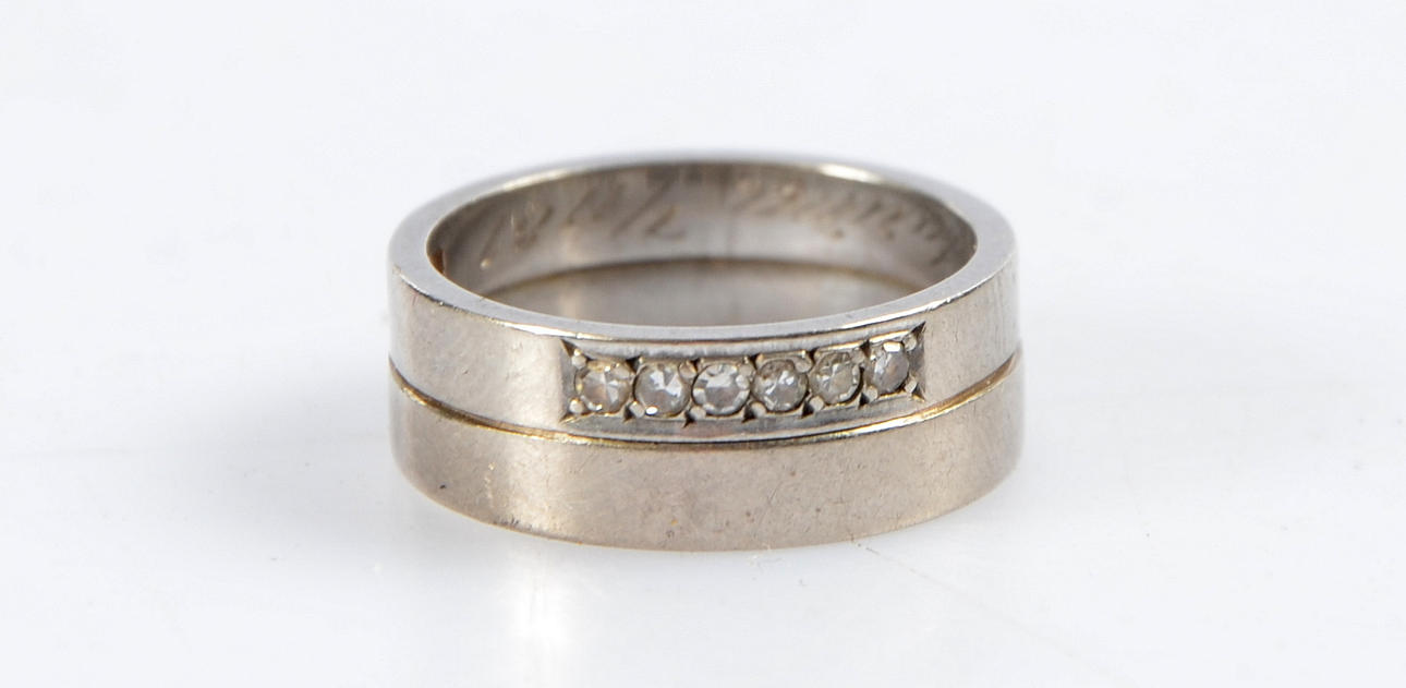RING i 18K vitguld.