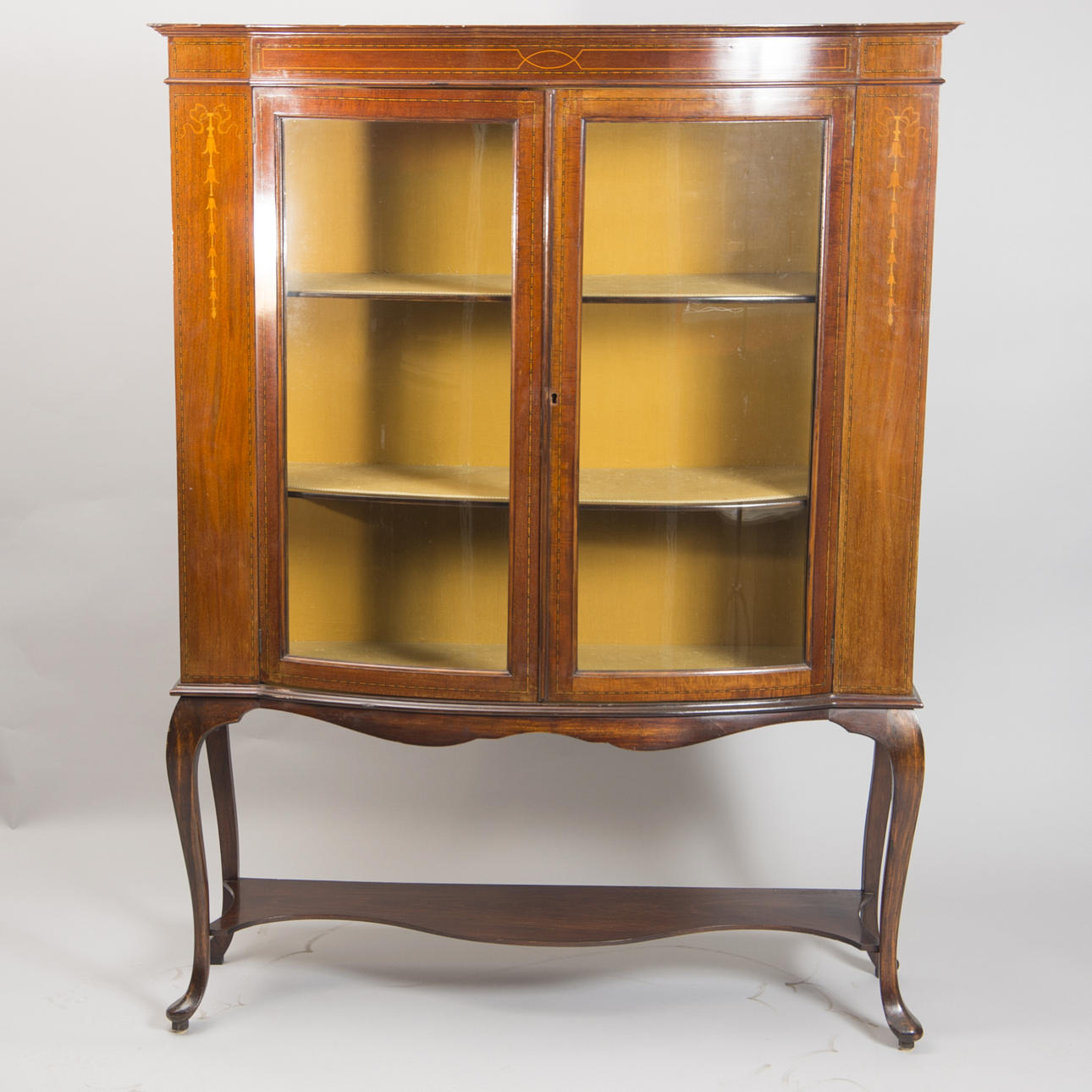 VITRINSKÅP, mahogny med intarsia, rokokostil, tidigt 1900-tal.