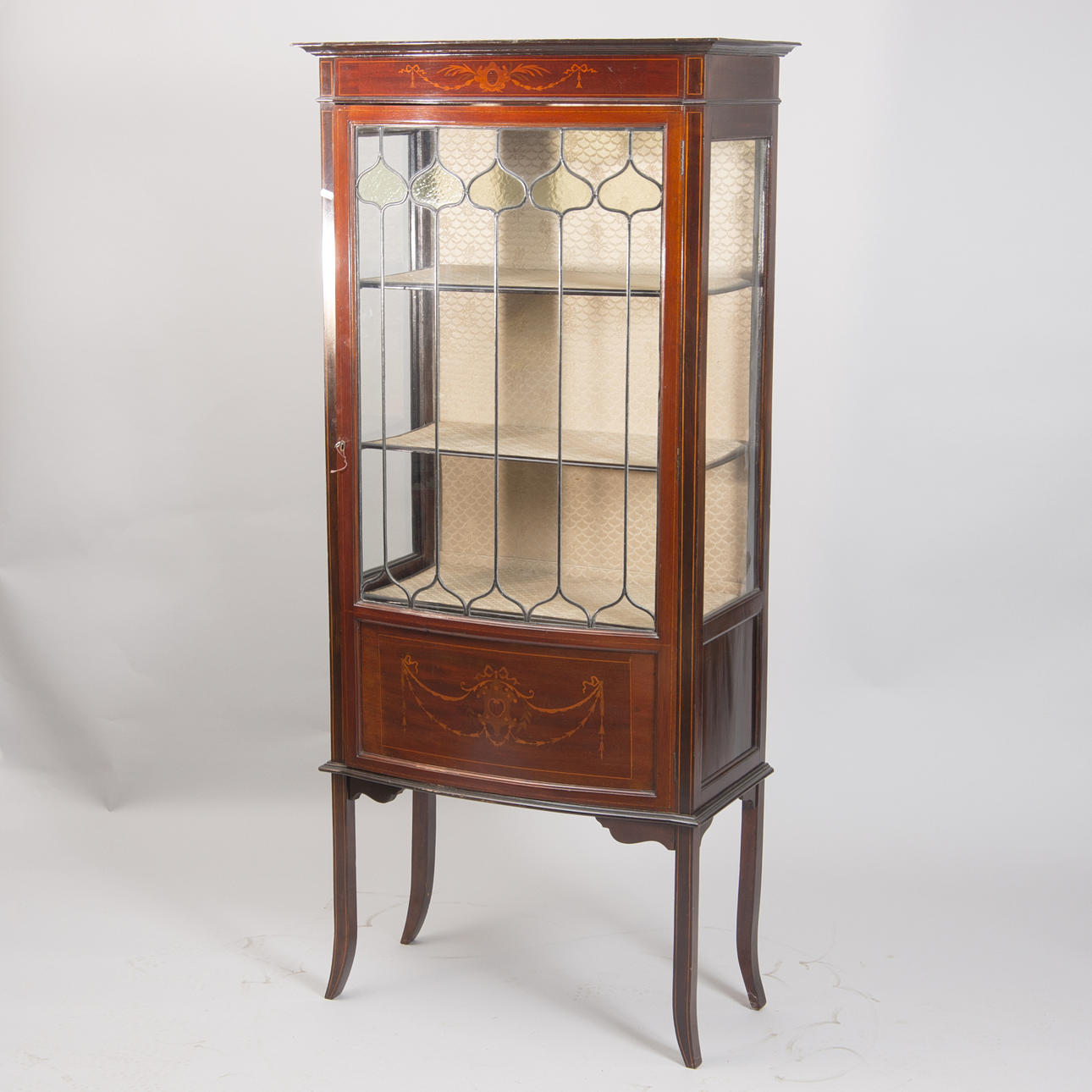 VITRINSKÅP, mahogny med intarsia och blyinfattat glas, tidigt 1900-tal.
