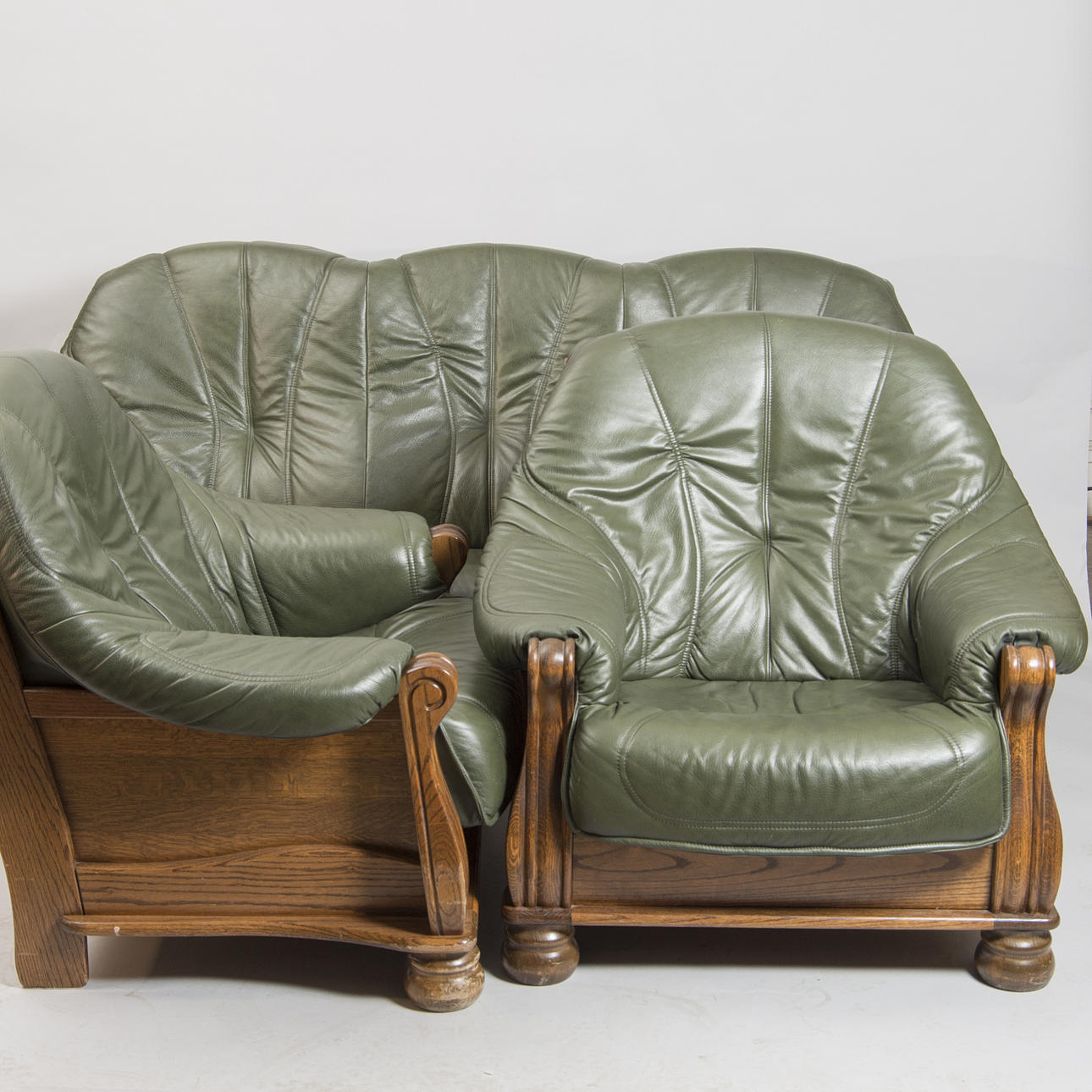 SOFFGRUPP, ek/grönt konstskinn, sent 1900-tal.