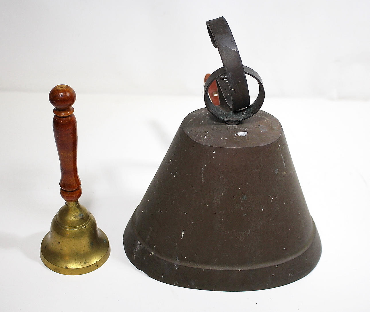 SKEPPSKLOCKA, och VÄLLINGKLOCKA, metall.