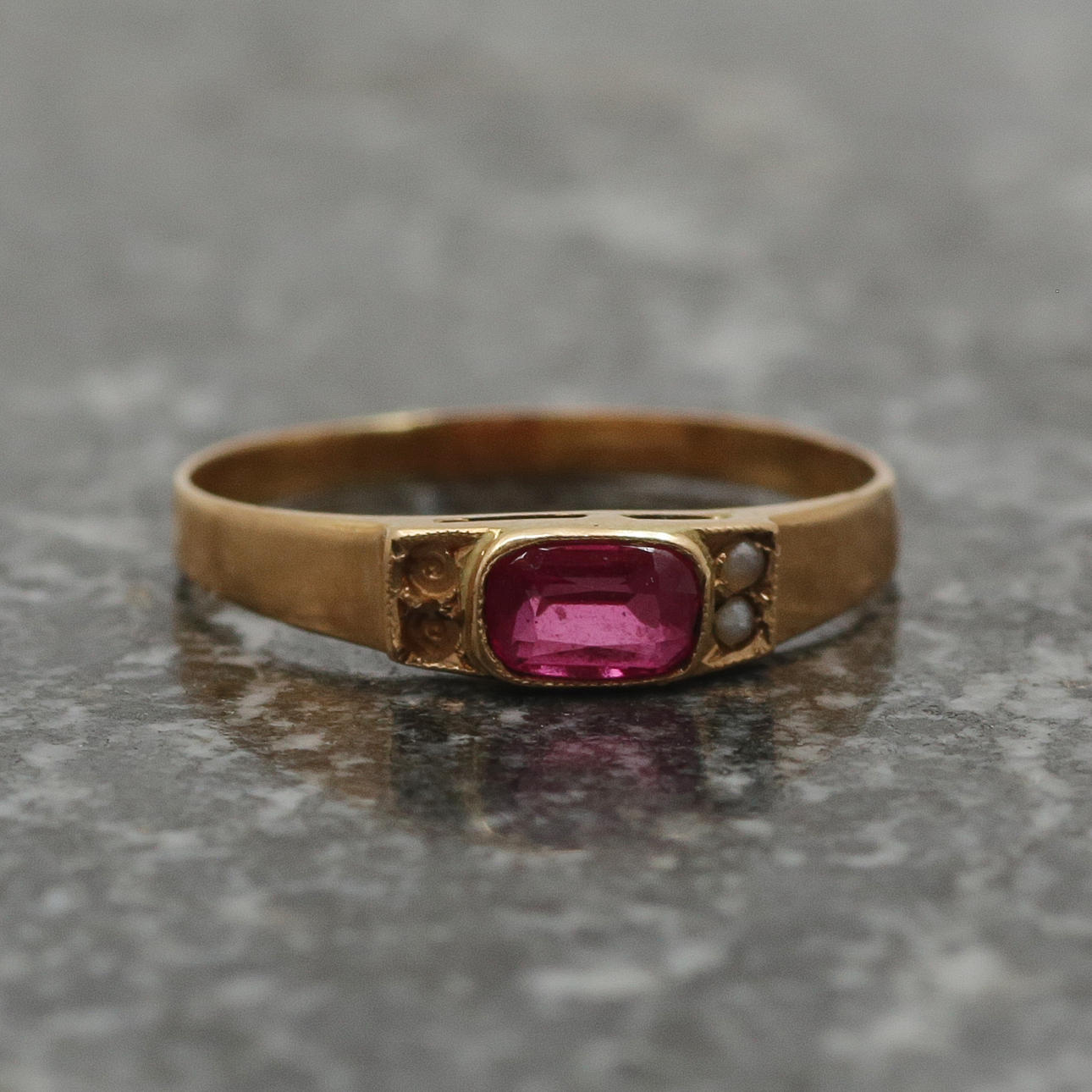 GULDRING, 18K GULD, RÖD STEN SAMT SMÅ PÄRLOR.
