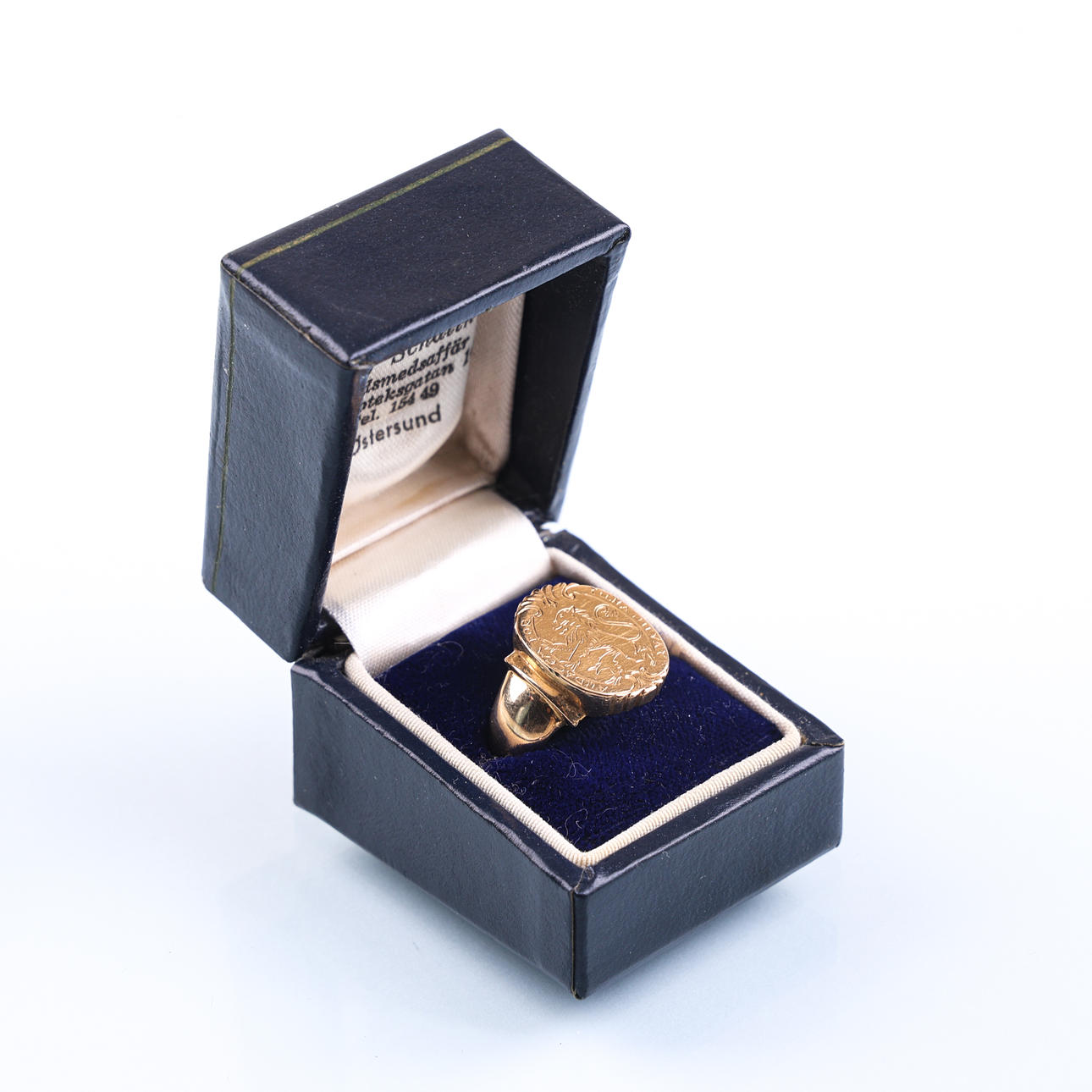 RING, 18 karat guld, ciselerad dekor, vikt ca 17,1 gram.