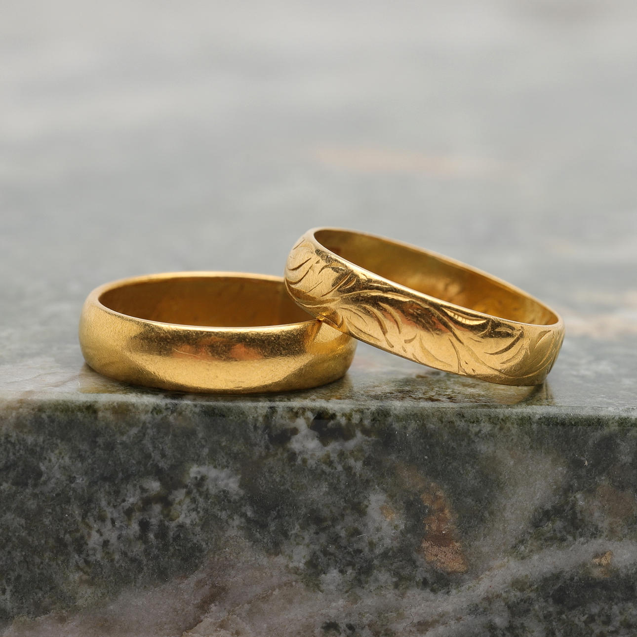 RINGAR, 2 st, 23k guld, totalvikt ca 9,44g.