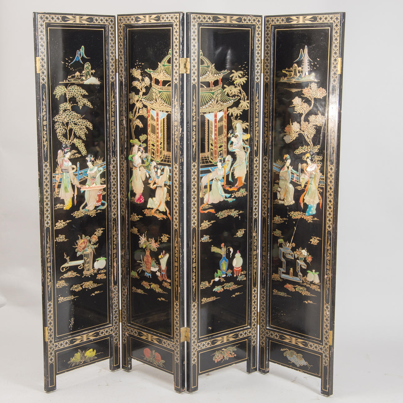 VIKSSKÄRM, 4-delad, dekormålat trä med reliefer, Kina, 1900-talets första hälft.