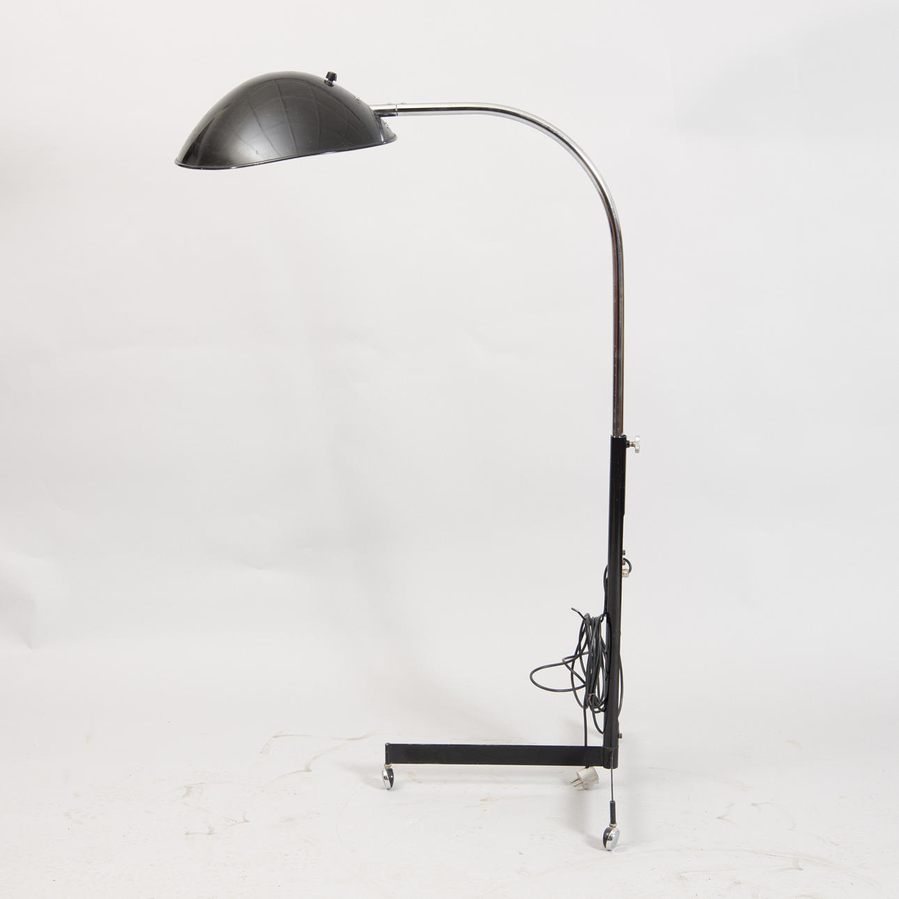 GOLVLAMPA PÅ HJUL, svartlackerad med kromstativ, 1900-talets mitt.