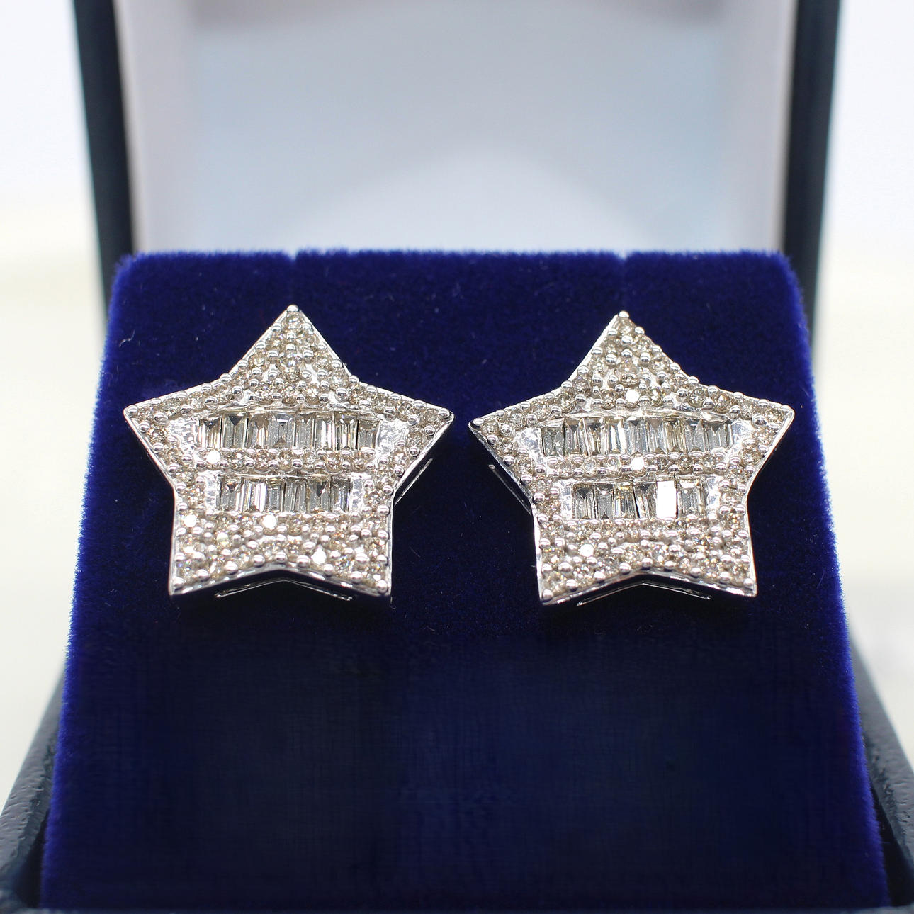 1.04CT DIAMOND STAR EAR STUDS.