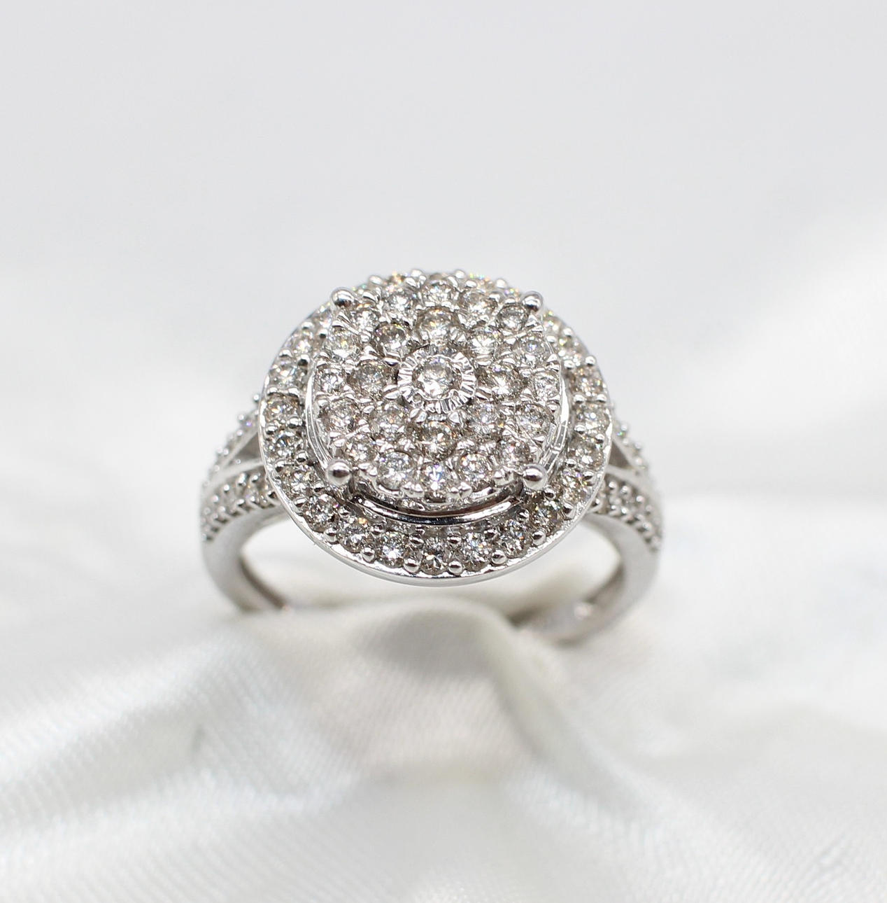 LARGE DIAMOND CLUSTER RING.