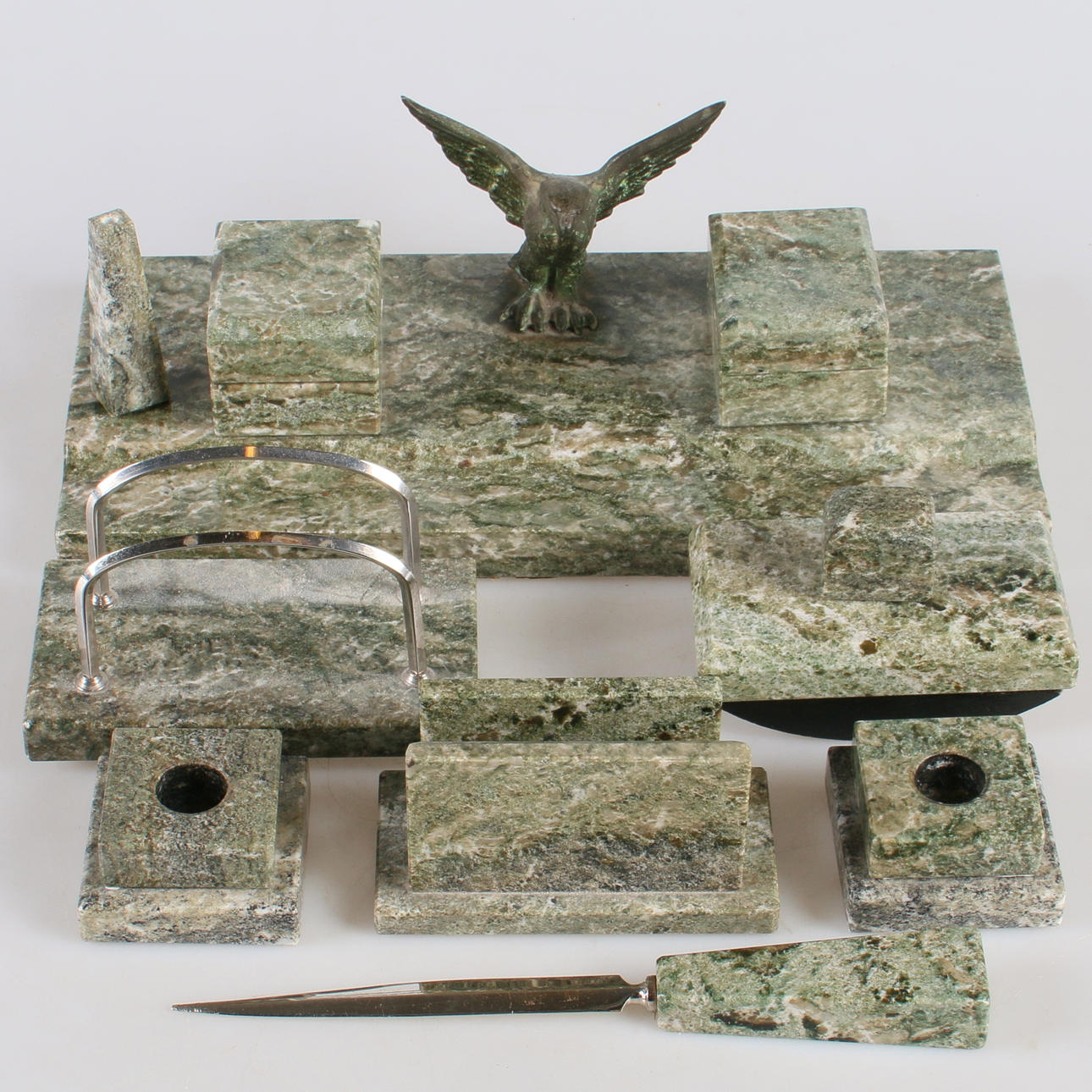 SKRIVBORDSUPPSATS, marmor, 8 delar, 1900-talets första del.