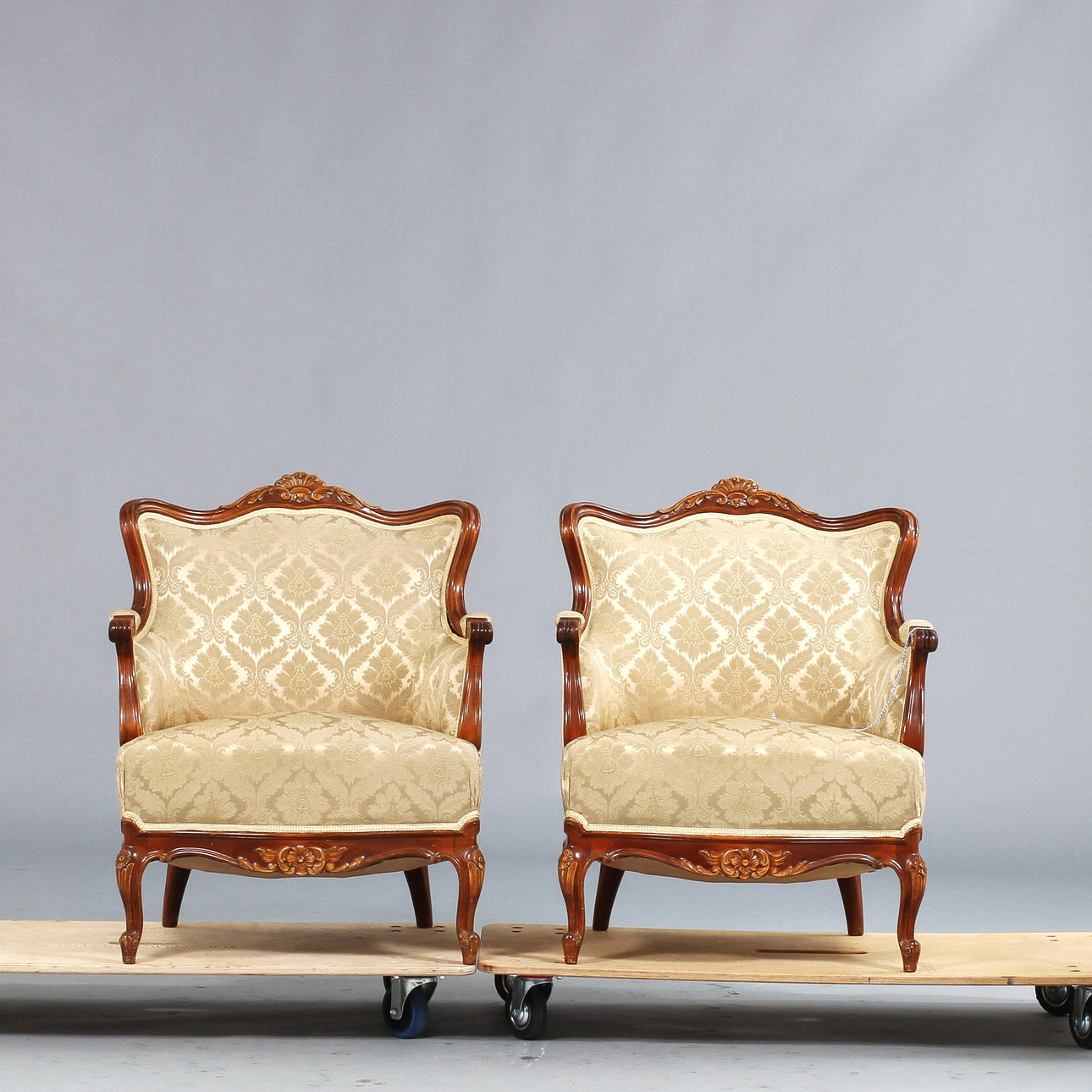 FÅTÖLJER, ett par, rokokostil, 1900-talets mitt.