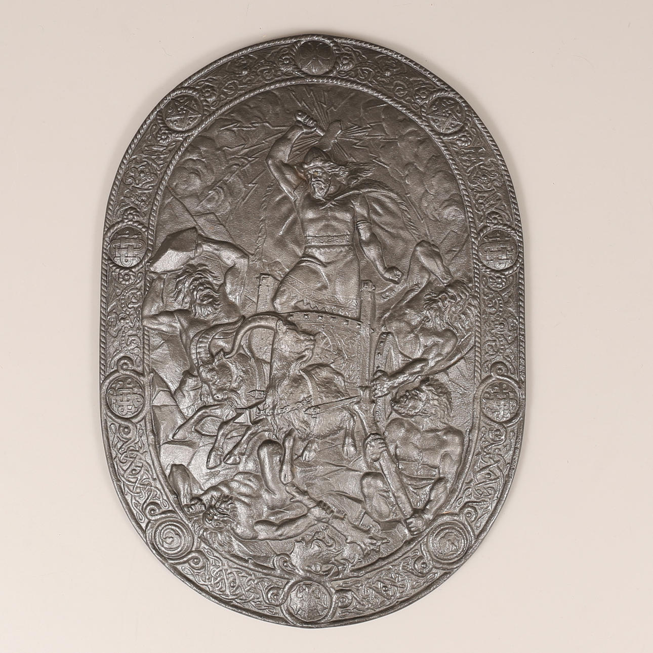 DEKORATIONSKSKÖLD, Tors kamp med jättarna, gjutjärn, 1800/1900-tal.