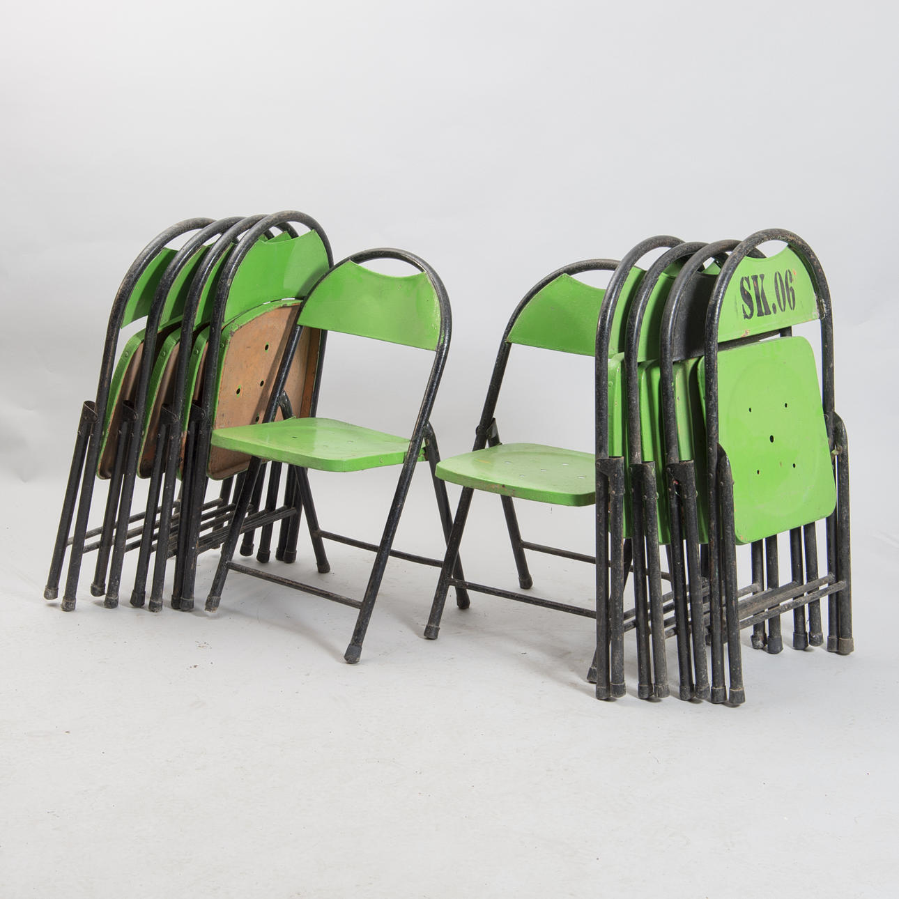 STOLAR, 10 stolar, grön och svartmålad plåt, industridesign.