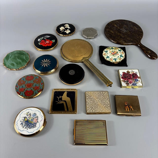 VINTAGE POWDER COMPACTS. Collectables - Other collectables - Auctionet