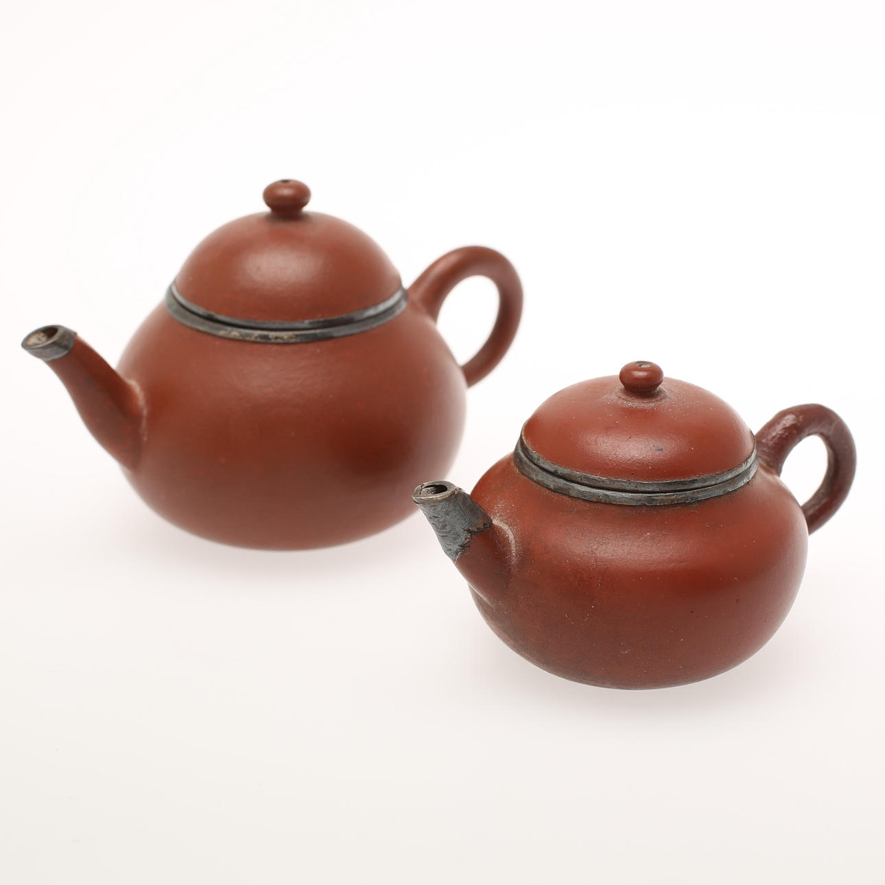 TEKANNOR, 2 stycken, keramik, Jiaqing(1796-1820). Kina.