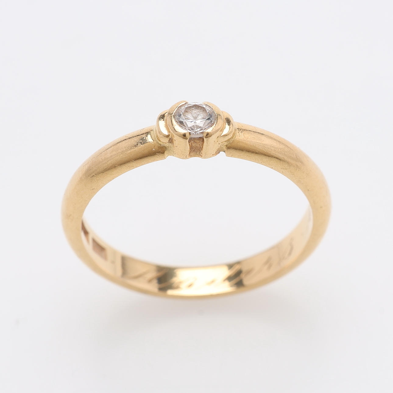 RING, 18K GOLD & GLASS, TOTAL APPROX. 3.3 GRAMS.