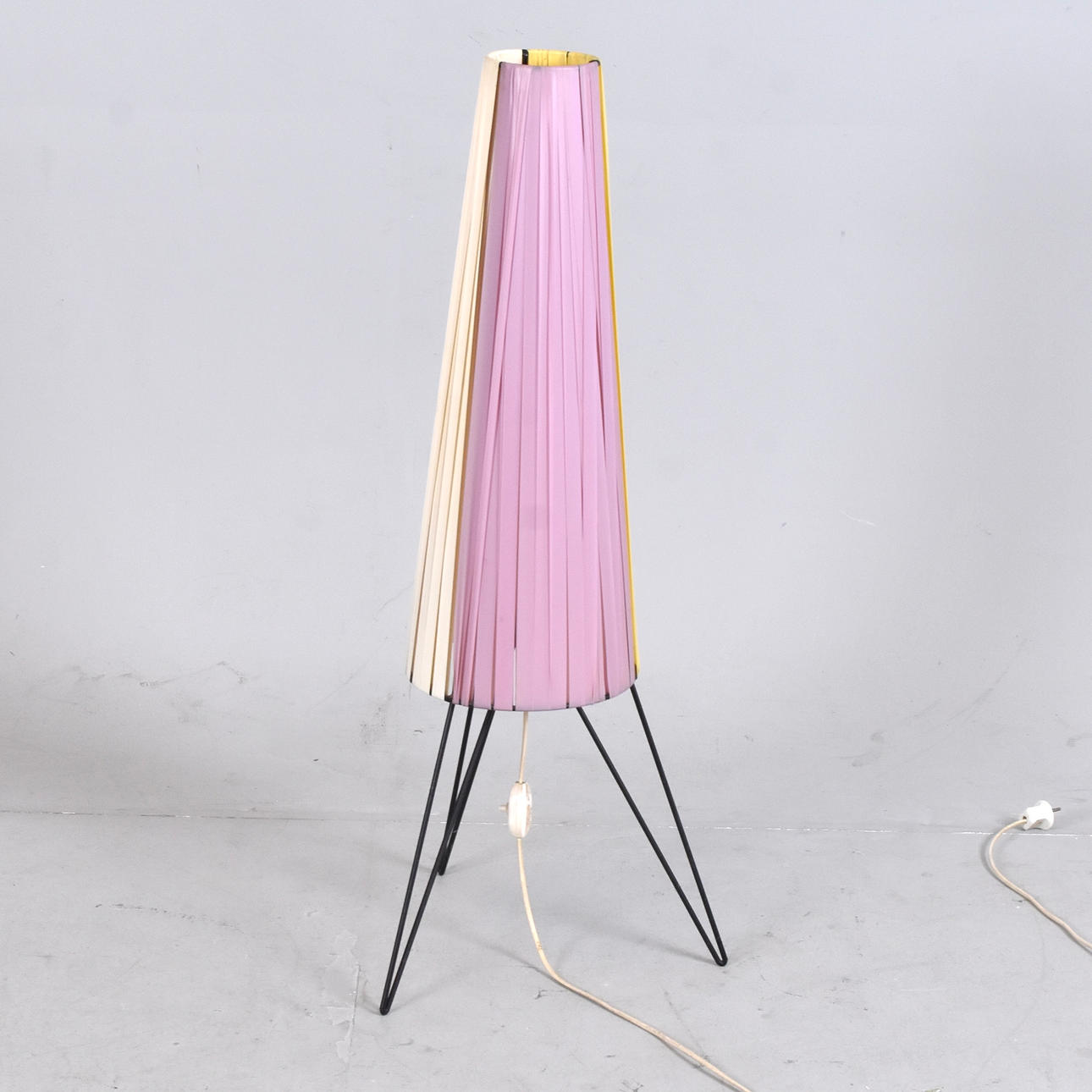 GOLVLAMPA, lackerad metall och plast.