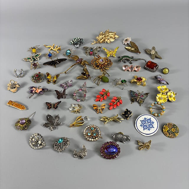 COLLECTION OF BROOCHES. Jewellery & Gemstones - Costume Jewellery ...
