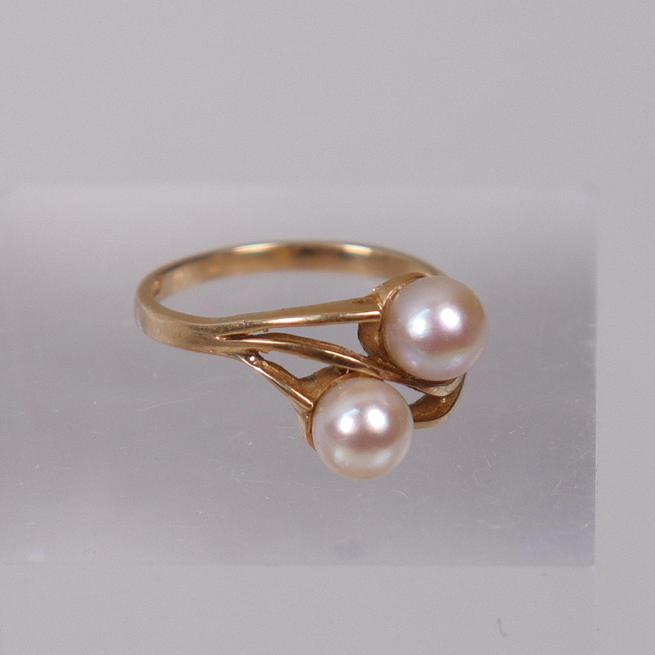 RING, 18k guld med pärlor.