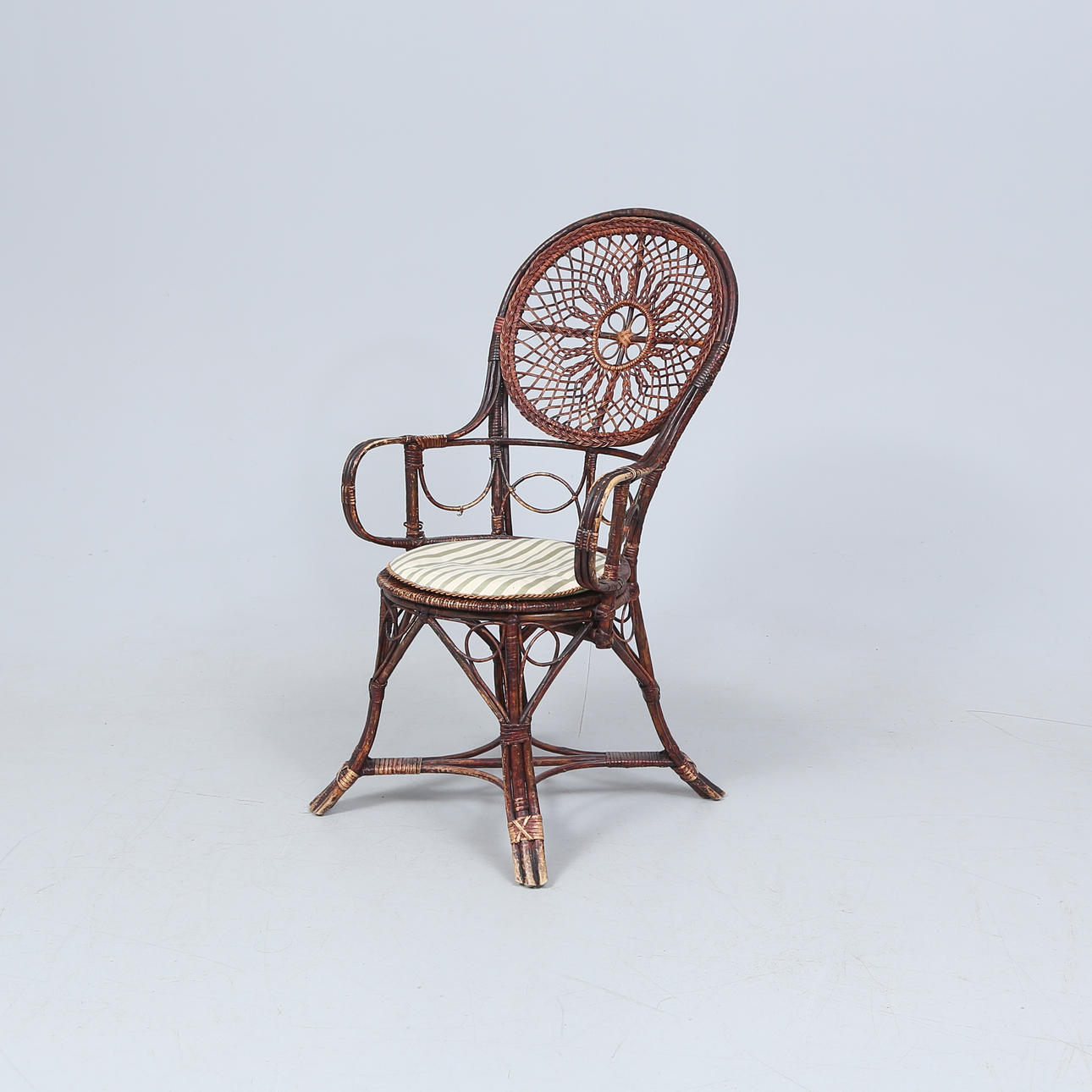 KARMSTOL, korg, 1900-tal.