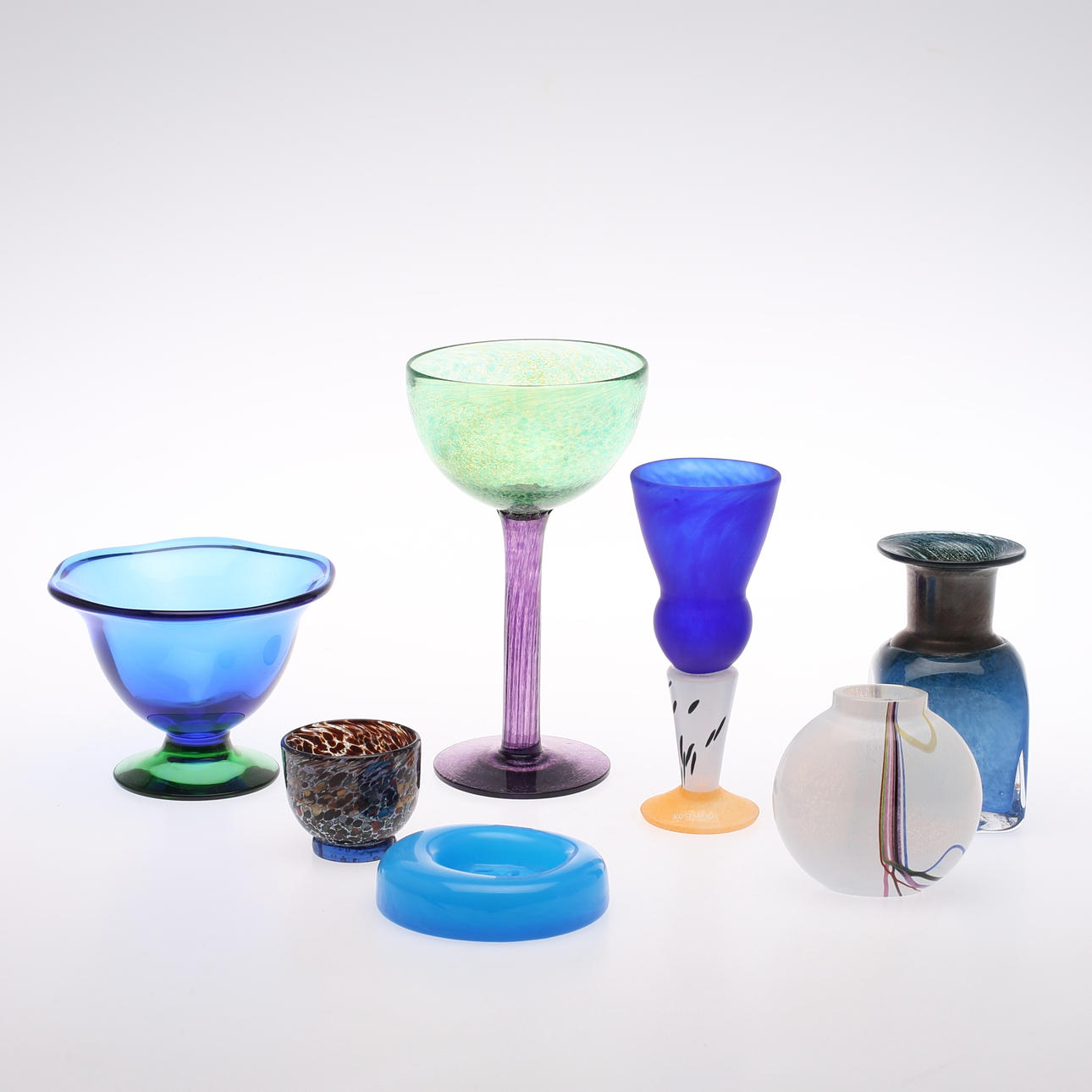 PARTI KONSTGLAS, 7 delar, glas, bl, a Gunnel Sahlin (Artist collection), Erik Höglund, Bertil Vallien.