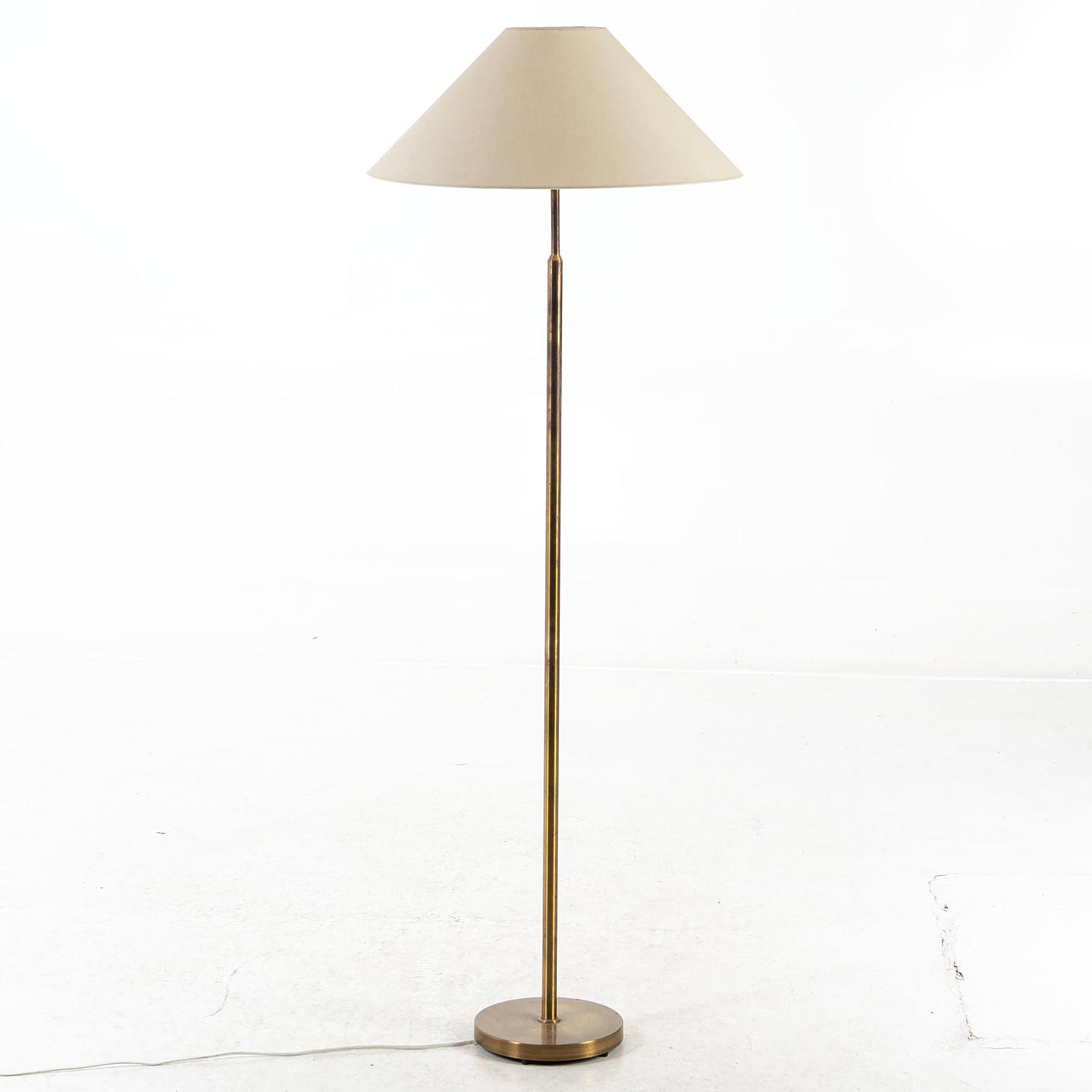 GOLVLAMPA, mässing, 1900-talets andra hälft.