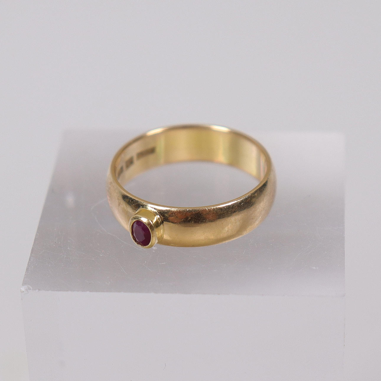 RING, 18k guld med rubin, vikt 7,27 gram.