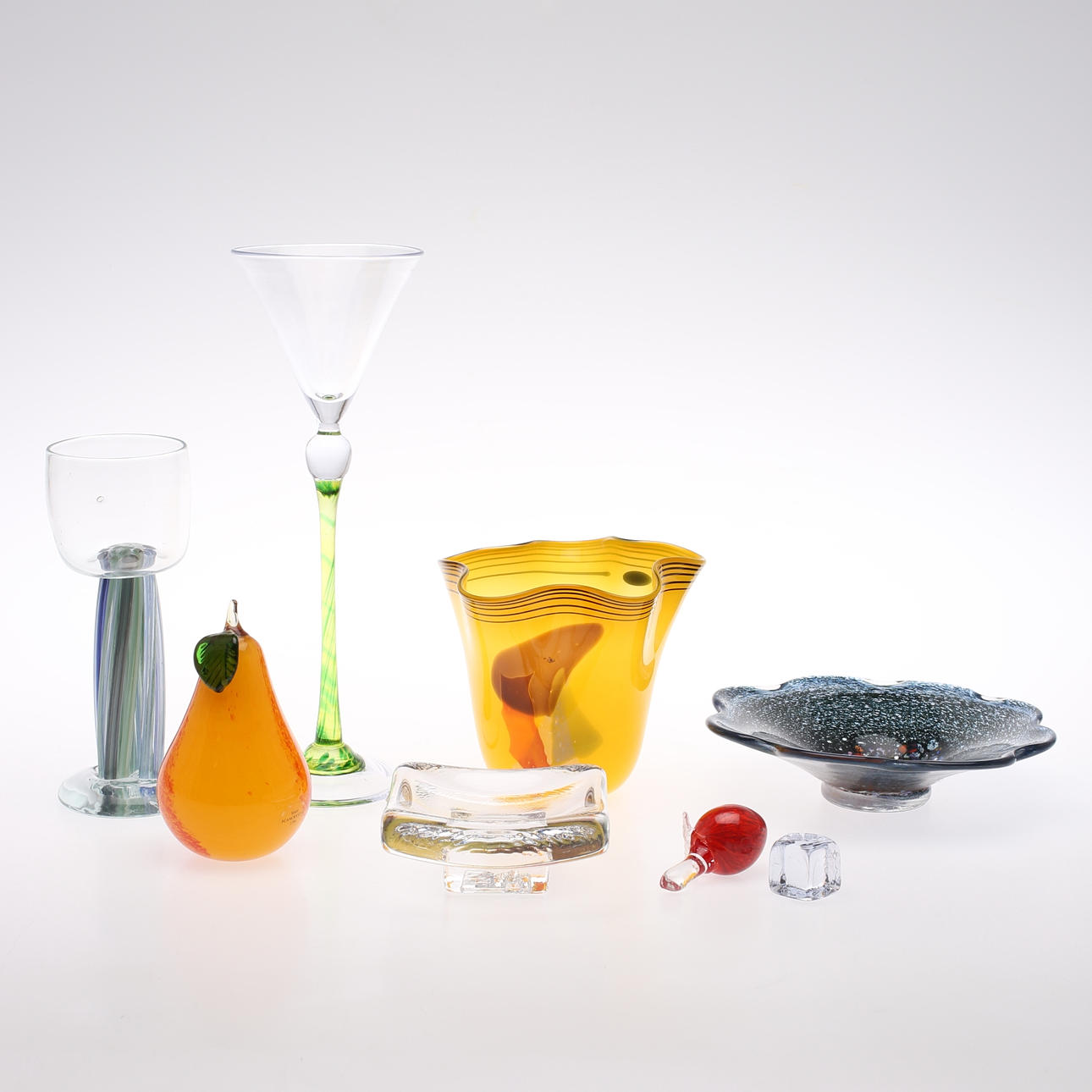 PARTI KONSTGLAS, 8 delar, bl, a Carlos R. Pebaque, Sjöhyttan, Anders Wingård, Baskemölla, Bertil Vallien Kosta Boda.