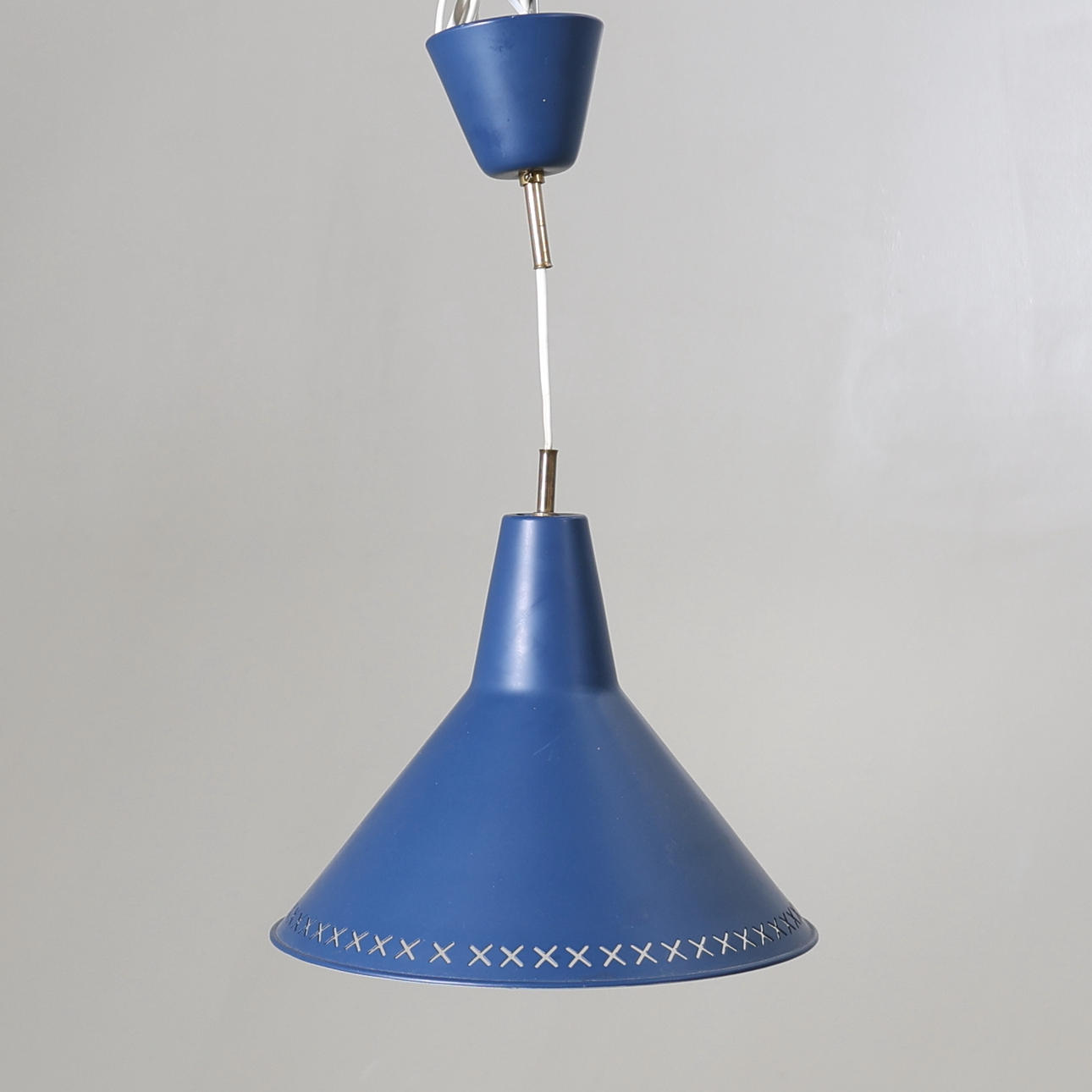 TAKLAMPA, mässing & lackerad plåt, 1950-tal.