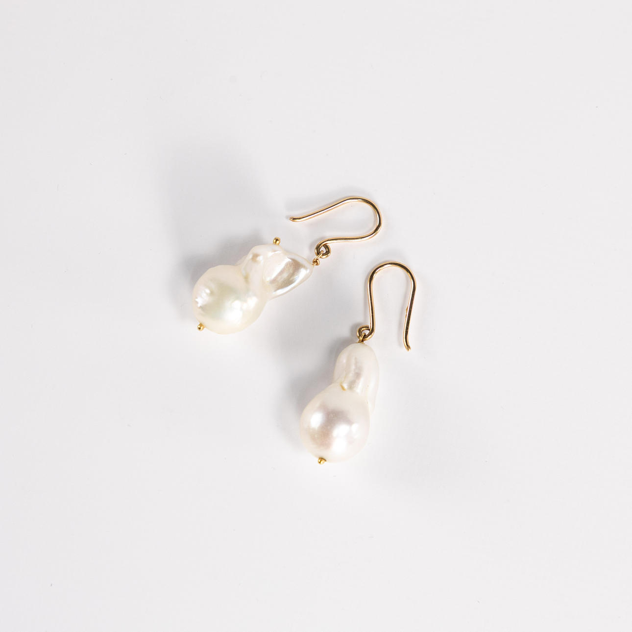 PÄRLÖRHÄNGEN. 18k guld, naturformade pärlor.