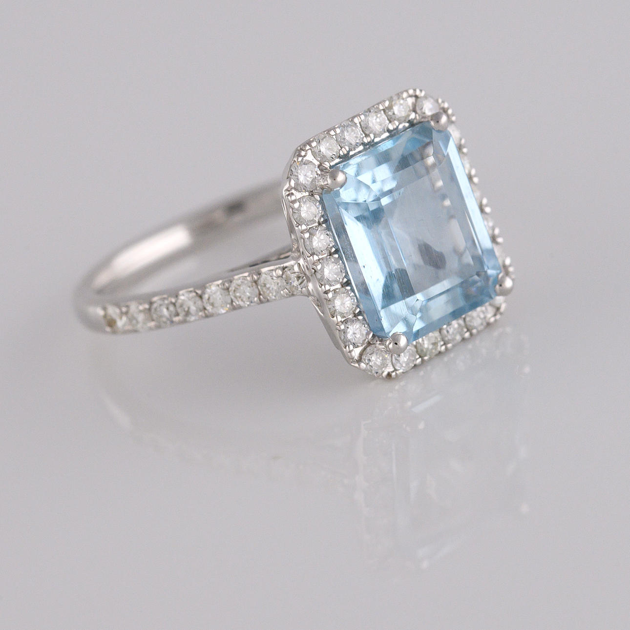 AQUAMARINE & DIAMOND white gold ring.