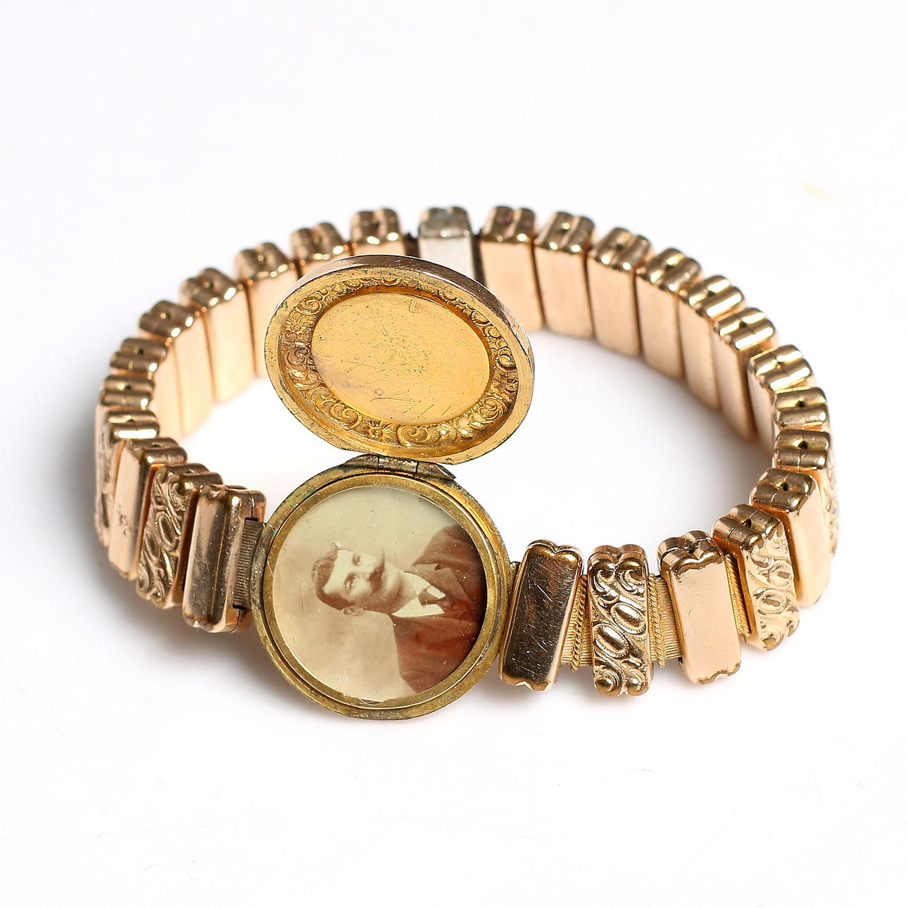 ARMBAND med MEDALJONG, förgylld metall, omkring sekelskiftet 18/1900.