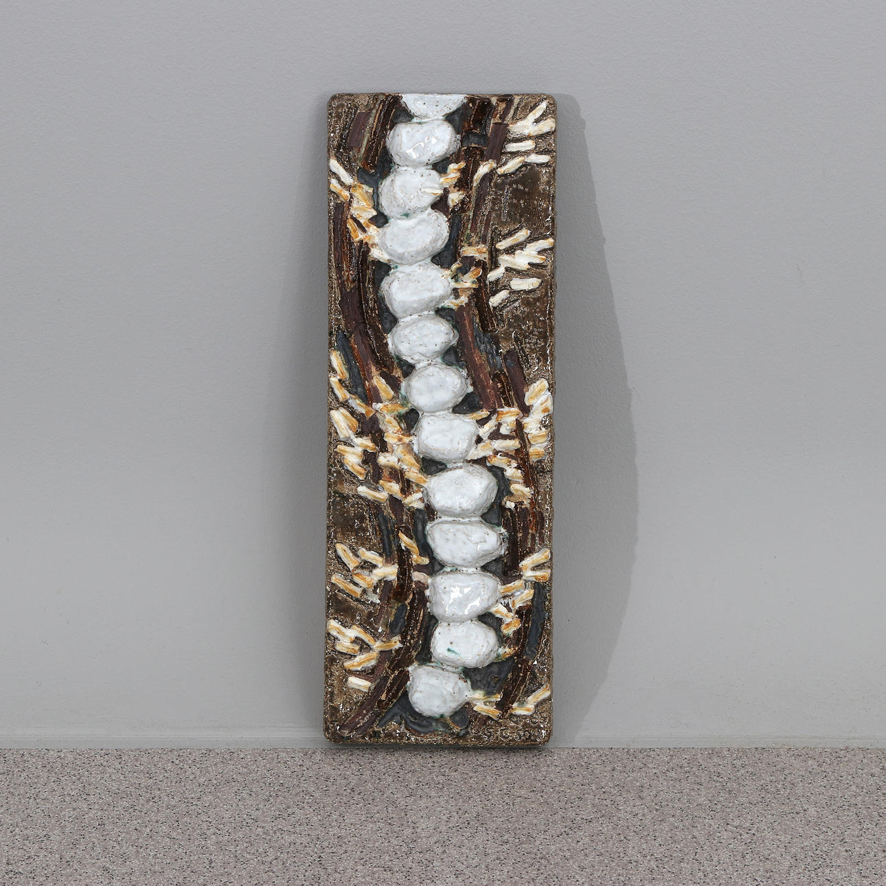 STIG CARLSSON. WALL RELIEF. Glazed ceramic. Composition. Signed on the front and signed and dated 1965 on the reverse.