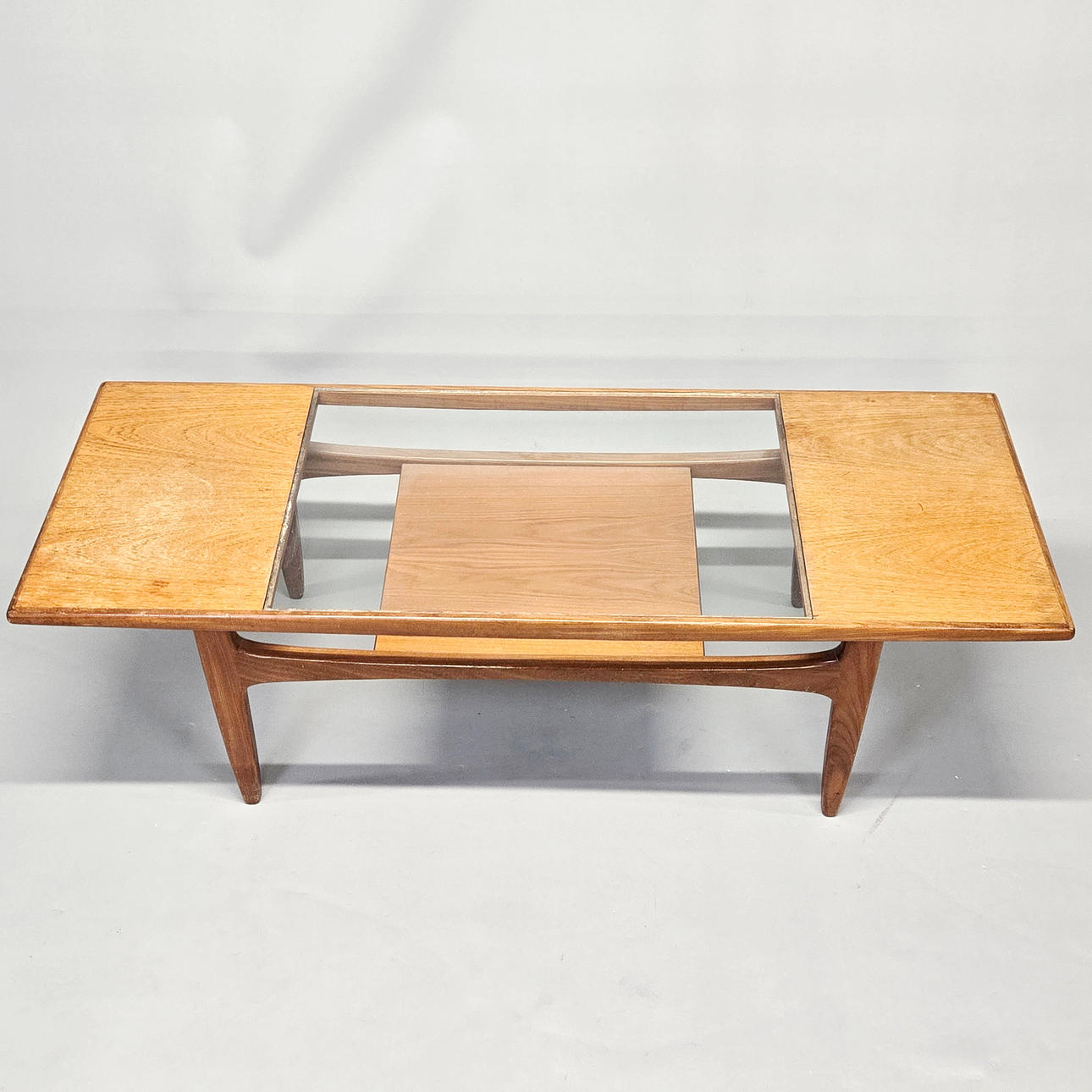 1970'S TEAK COFFEE TABLE. Furniture - Coffee Tables - Auctionet