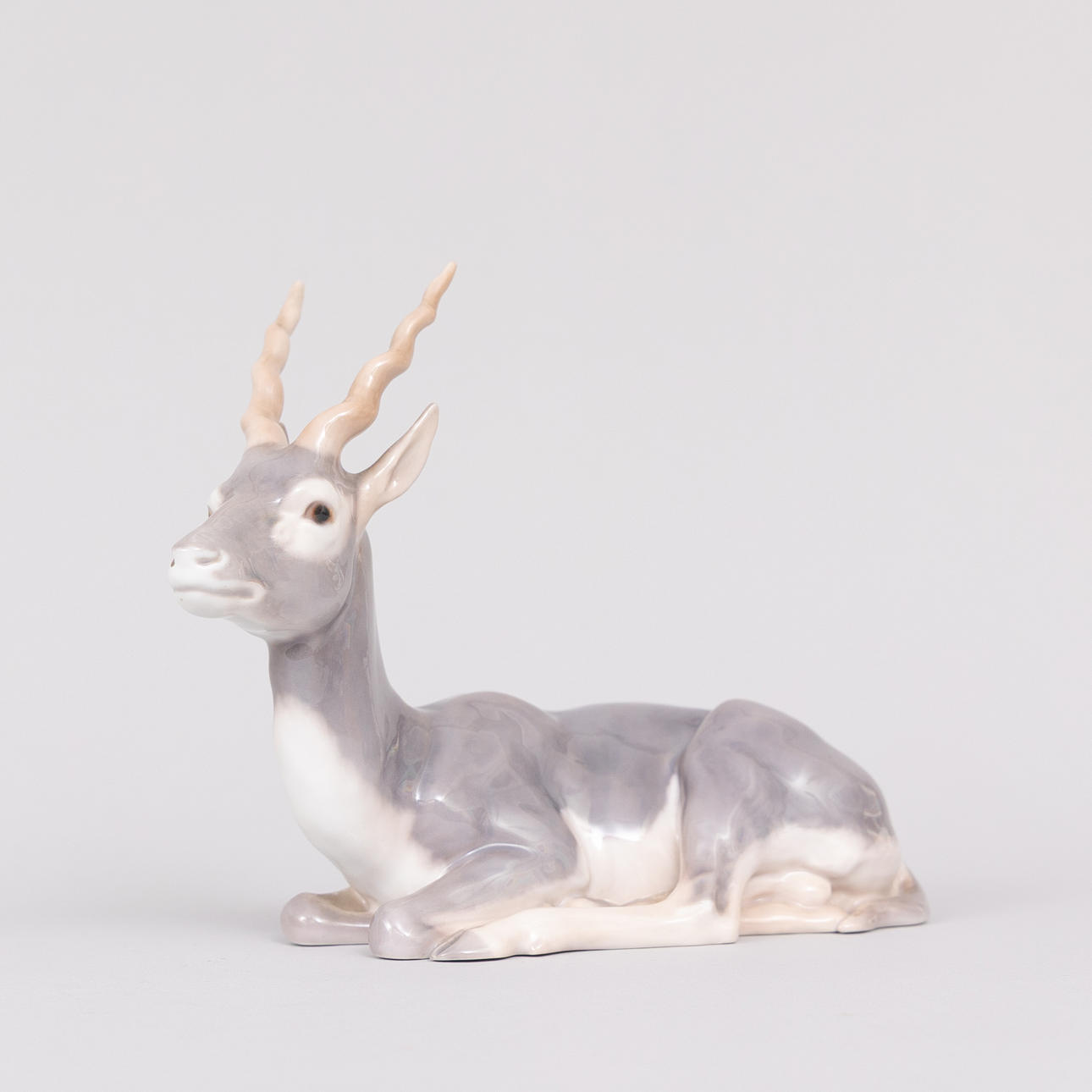 LAURITZ JENSEN (DANMARK 1859-1935). Figurin, Liggande antilop, porslin, Bing & Gröndahl, Denmark.