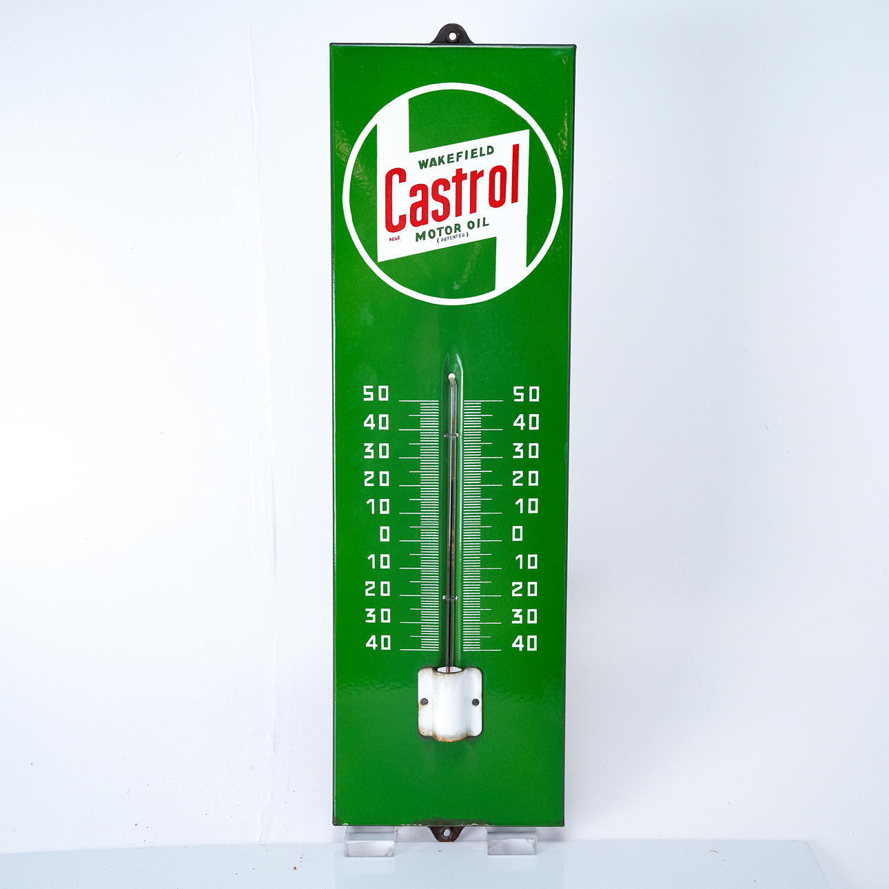 CASTROL, emaljskylt med termometer, 1950-tal.