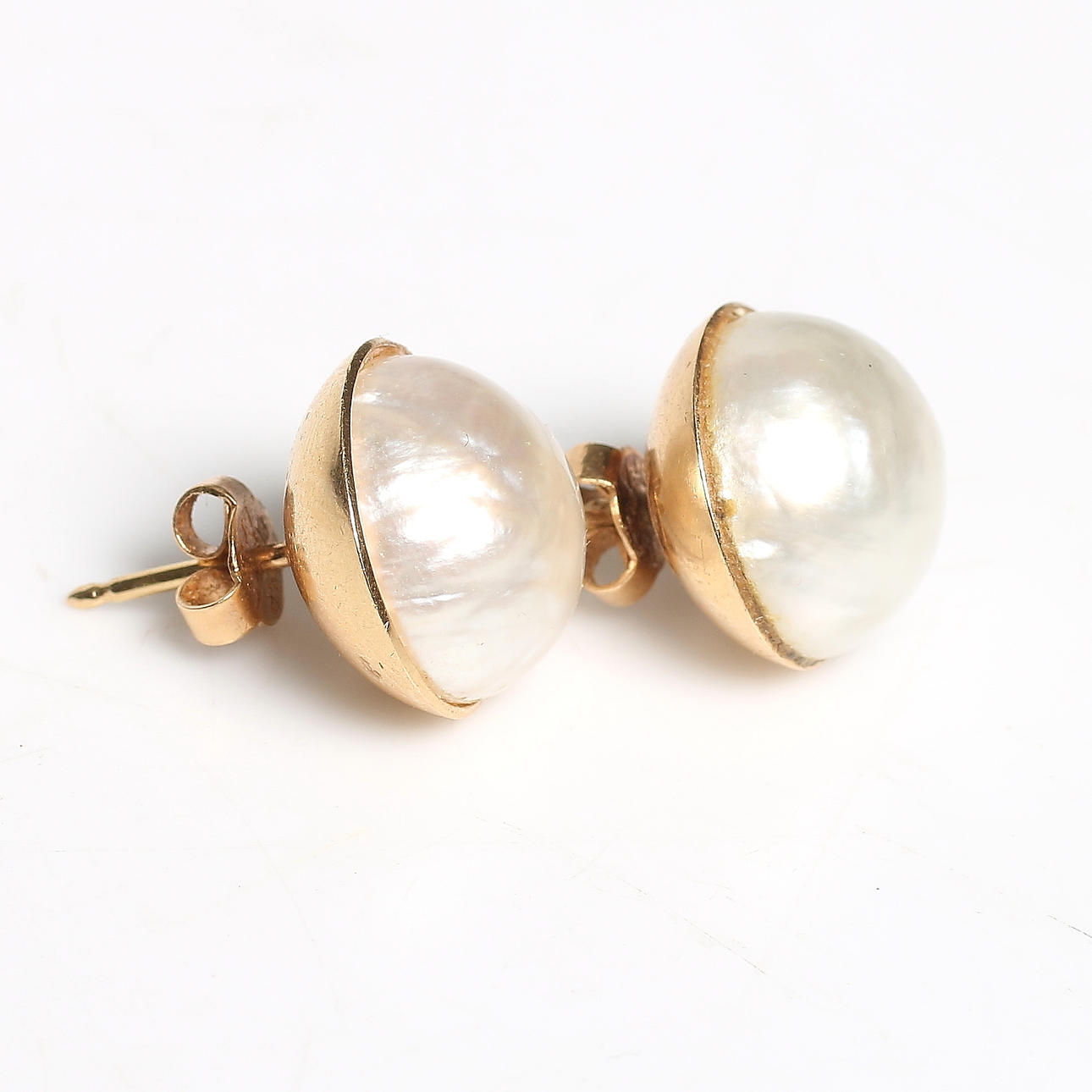 ÖRHÄNGEN, ett par, 18k guld med odlad mabépärla, Nordiska Affineriet Ana Ab, Helsingborg. Totalvikt 7 gram.