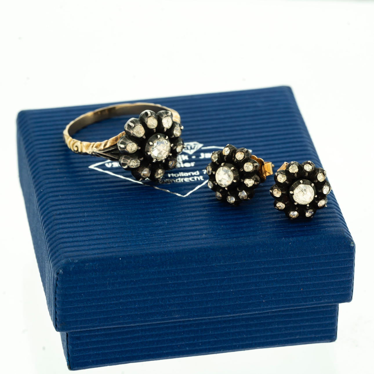 RING AND EARRINGS, 14K gold, set with diamonds.