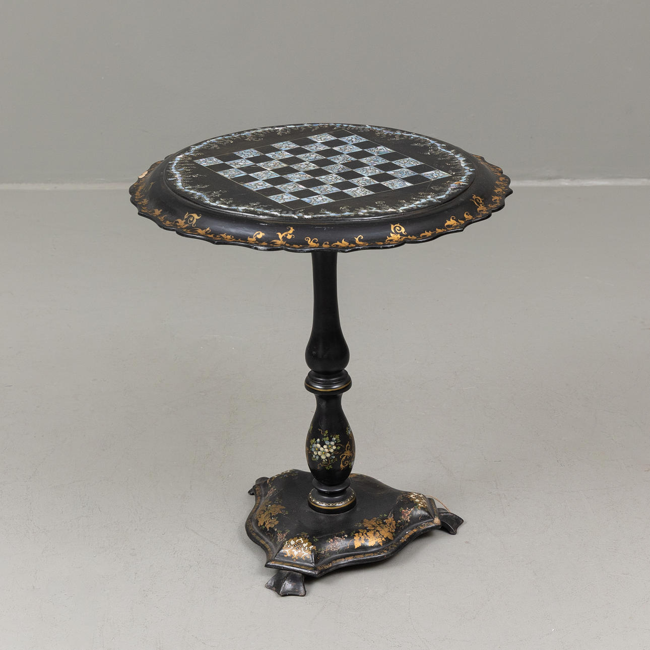 FÄLL-/SCHACKBORD, pärlemor/bemålat, 1900-tal.