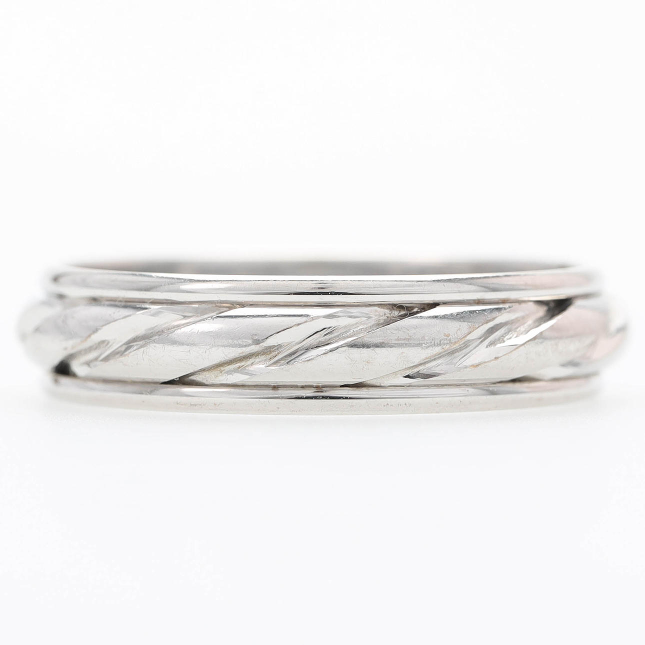 RING, 18 k vitguld, mönstrad, rodierad.