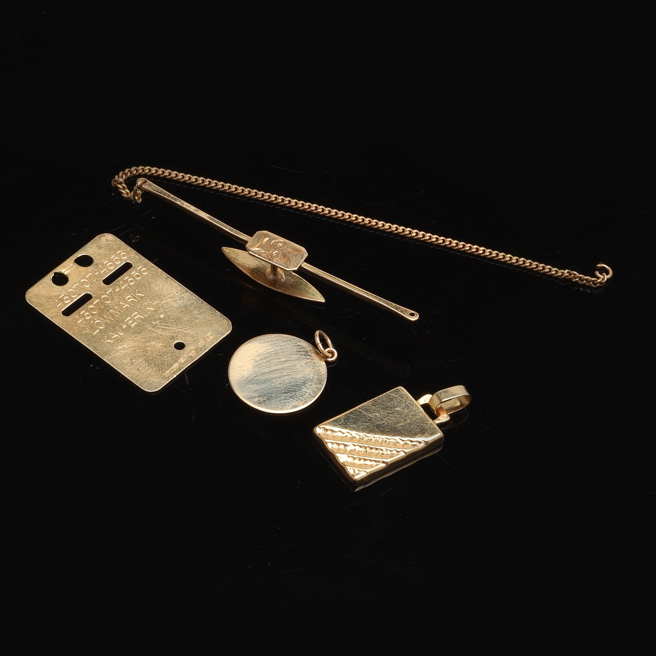 PARTIGULD. 18K guld. 4 delar, Vikt ca 7,2 gram.