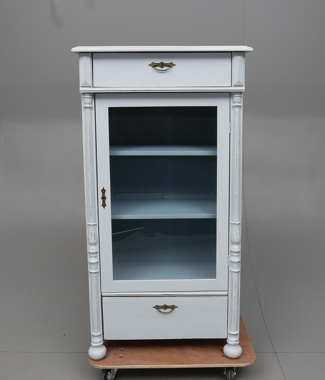 VITRINSKÅP, 1800-talets andra hälft.