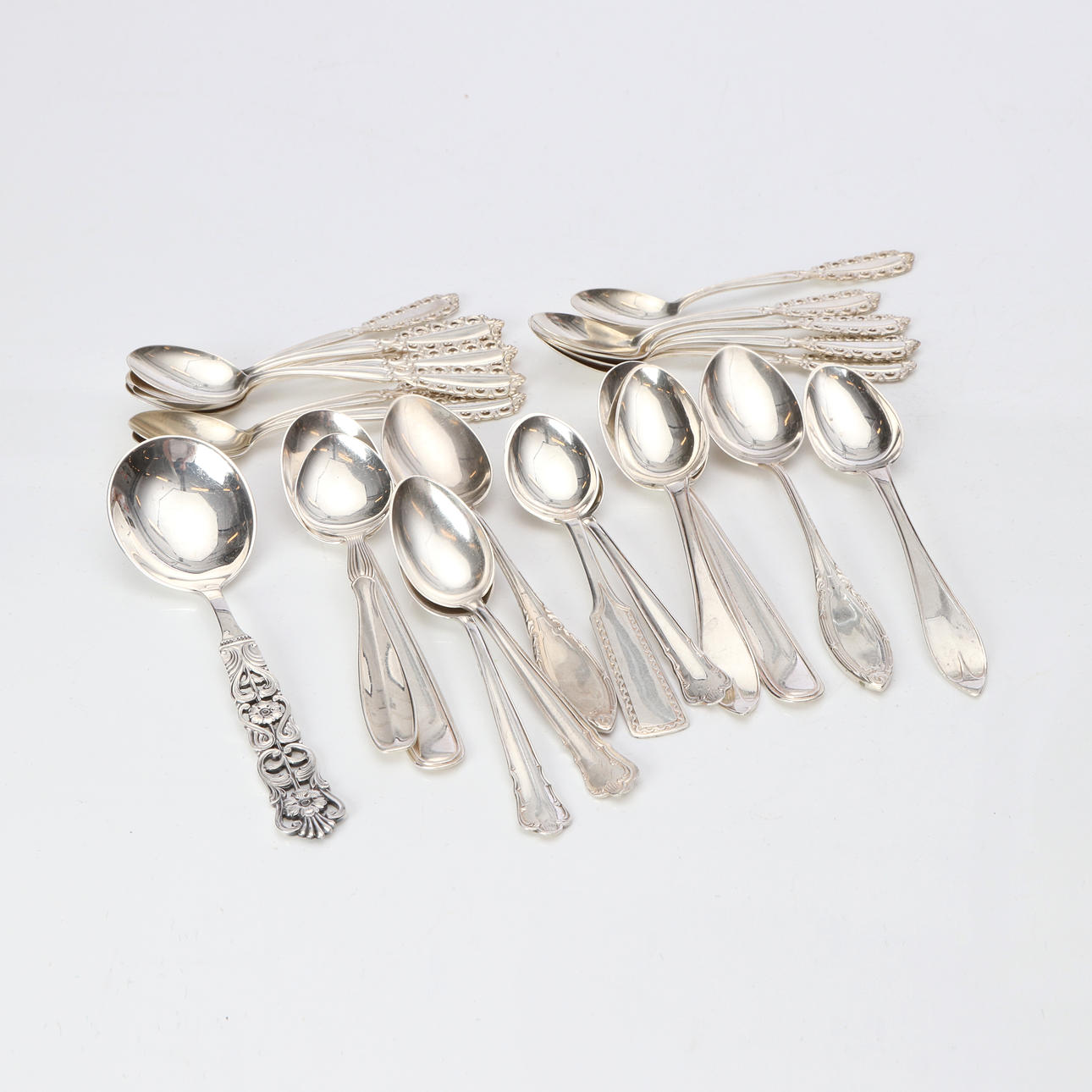SKEDAR, 24 ST. Silver. Vikt ca 385 gram.