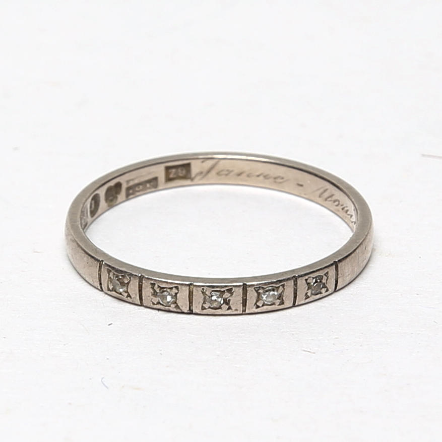 RING, 18 k, vitguld. med små stenar.
