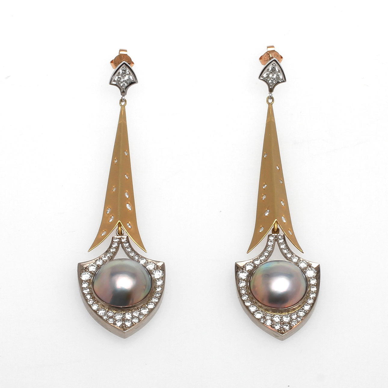 ÖRHÄNGEN, ett par, 18K rödguld med mabépärlor samt diamanter, totalt ca 3,45 ct, Per Dåvik för Alton, 1992. Vikt 22,53 g.