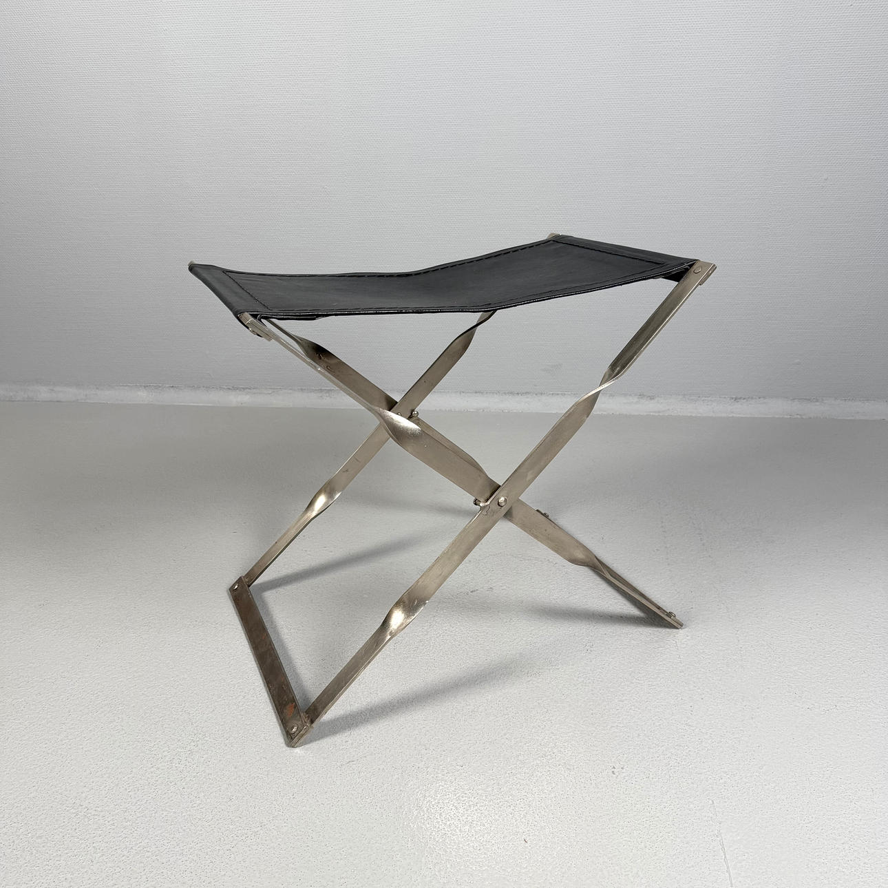 FÄLLPALL, 2000-tal, stål/ läder.