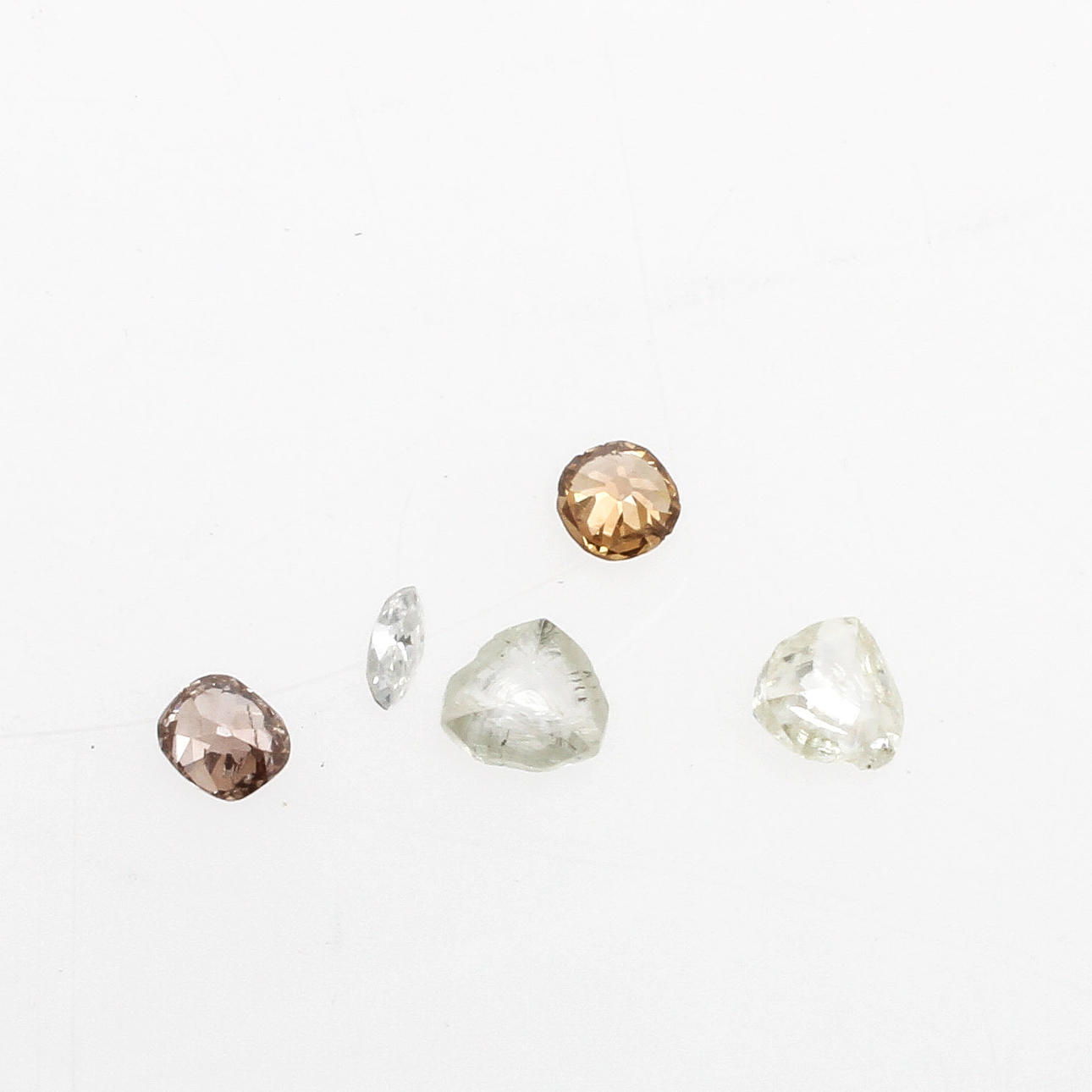 DIAMANTER, 5 st, oinfattade. Vikt ca 1,60 ct.