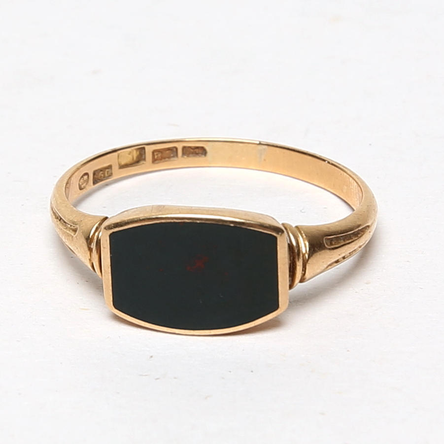 RING, 18 K, guld, med sten.