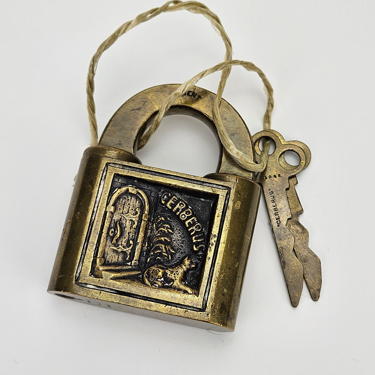 HÄNGLÅS, mässing, Cerberus, omkring år 1900.