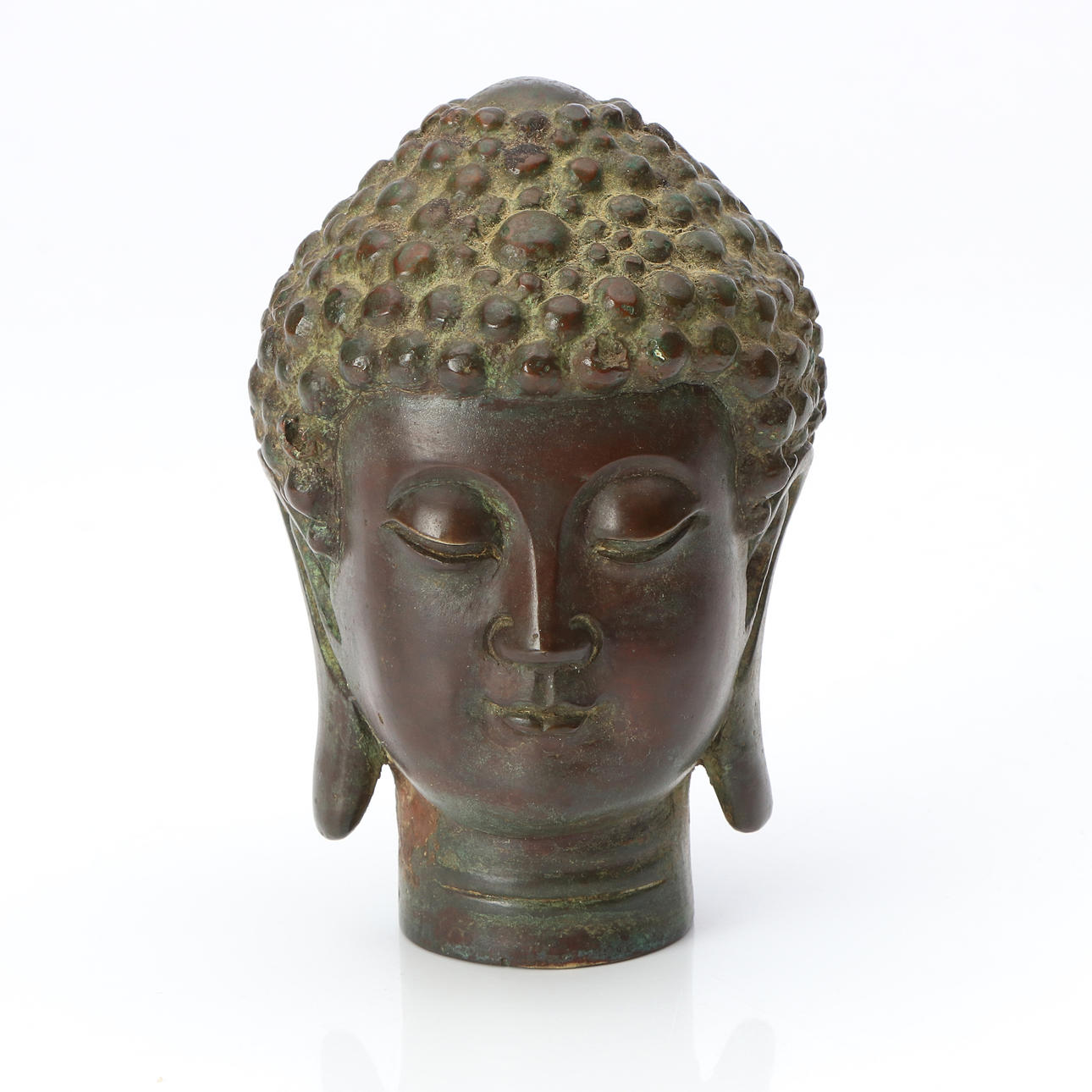 BUDDHAHUVUD. Patinerad brons. 1900-tal.
